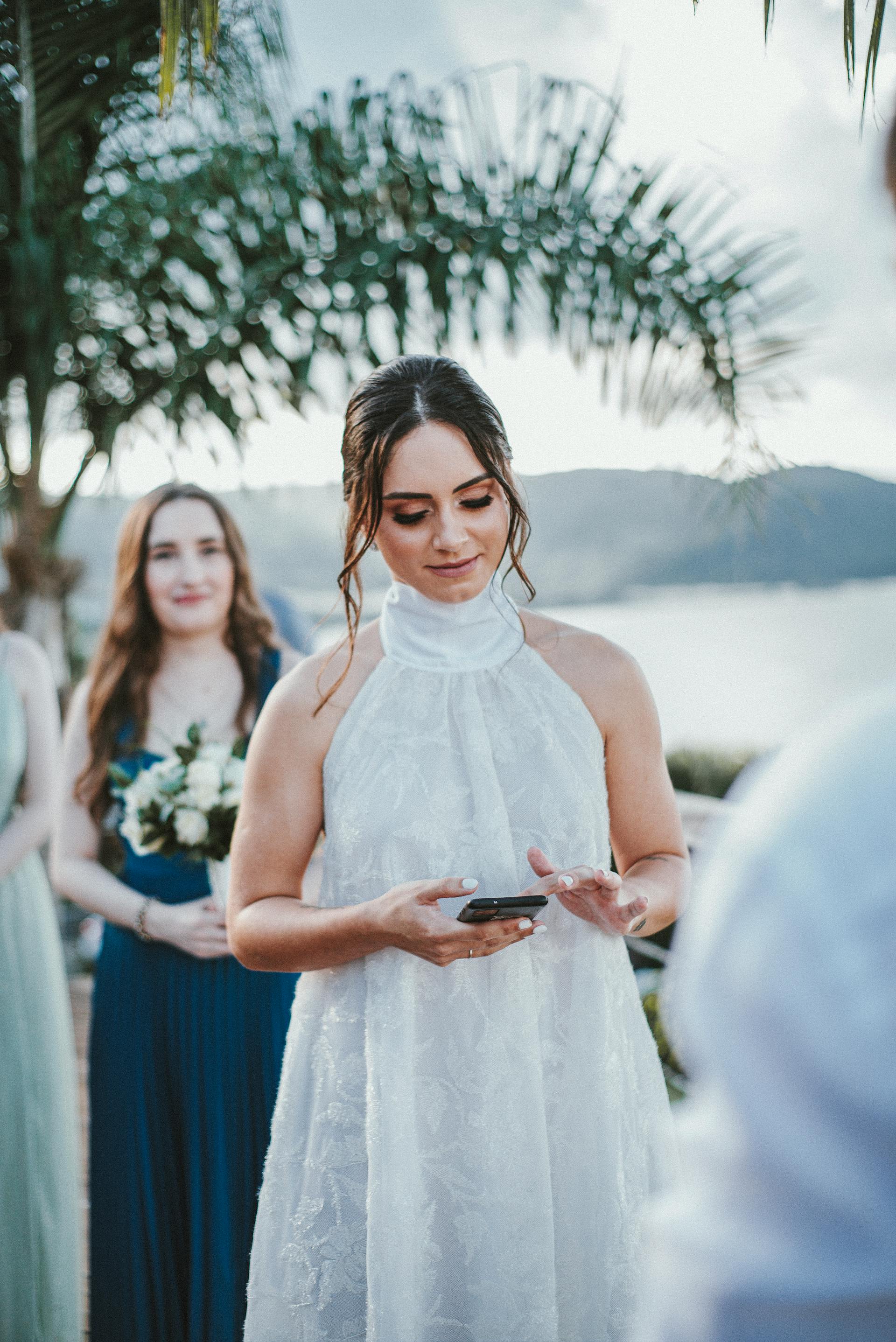 Eine Braut, die ihr Telefon überprüft | Quelle: Pexels
