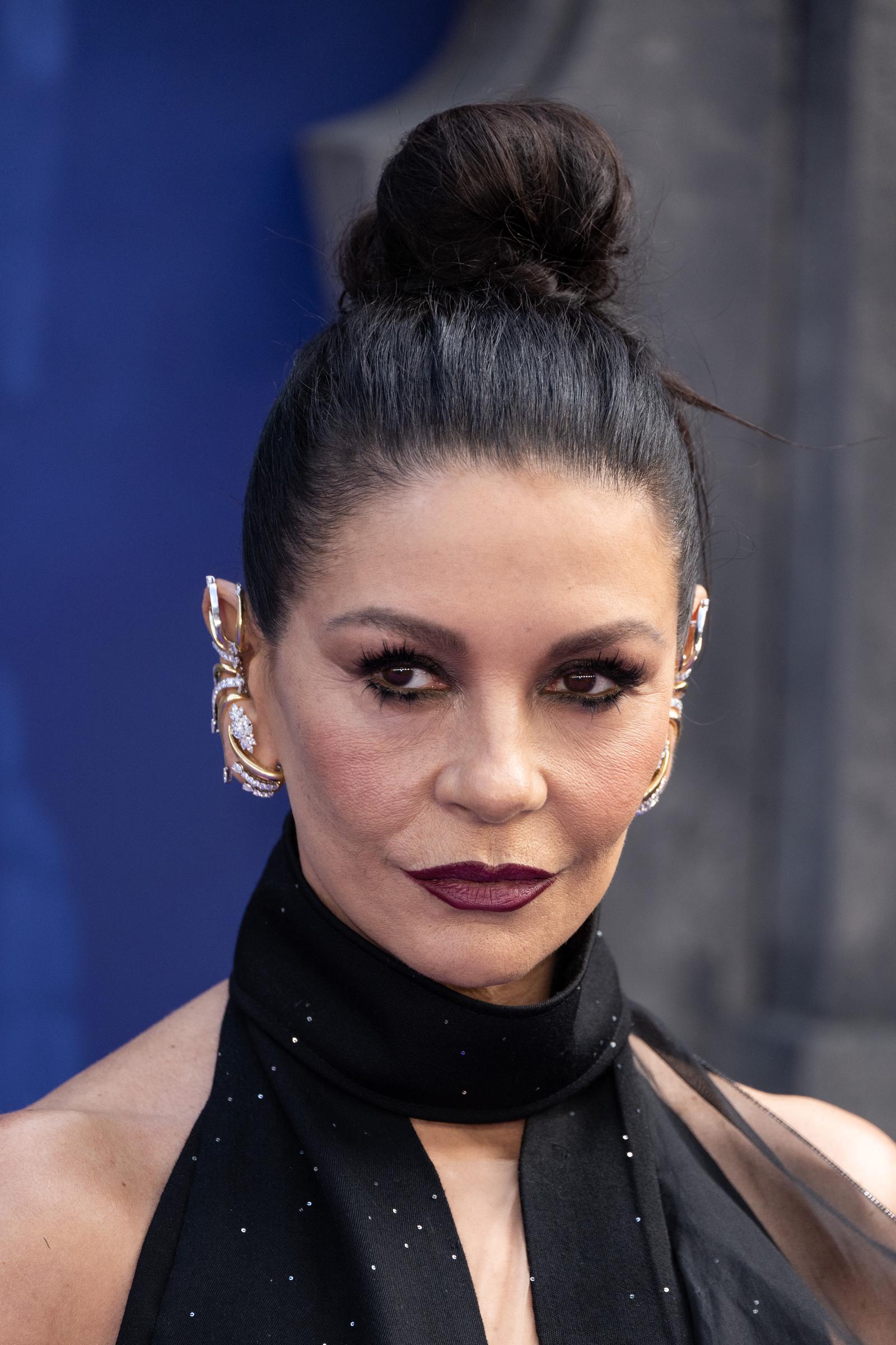 Catherine Zeta-Jones besucht die Weltpremiere der ersten Hälfte der zweiten Staffel von „Wednesday“ am 30. Juli 2025 in der Central Hall in Westminster, London, England. | Quelle: Getty Images