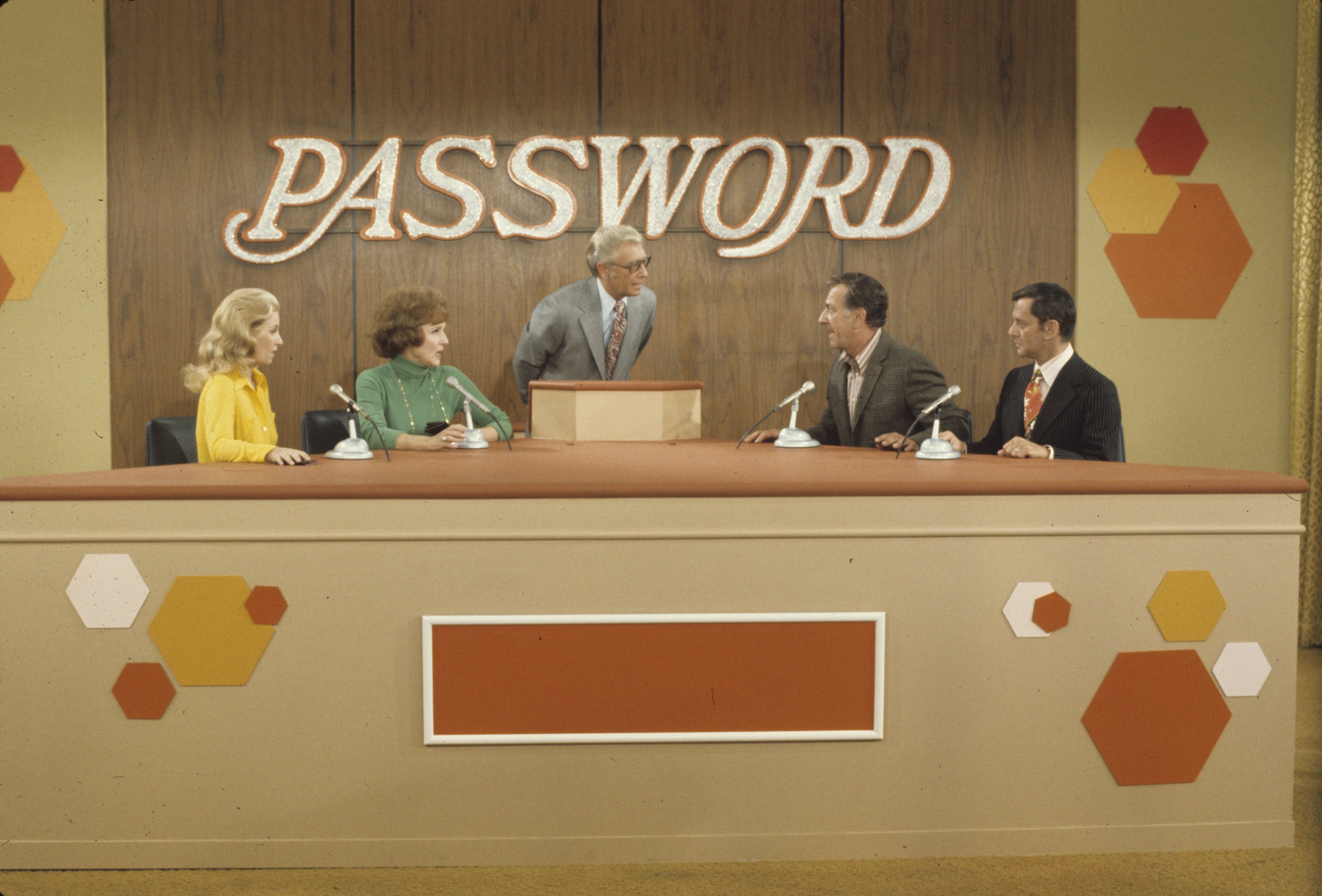 Betty White, Allen Ludden, Jack Klugman, Tony Randall während der Aufzeichnung der Spielshow "Password" am 1. Dezember 1972 ┃ Quelle: Getty Images