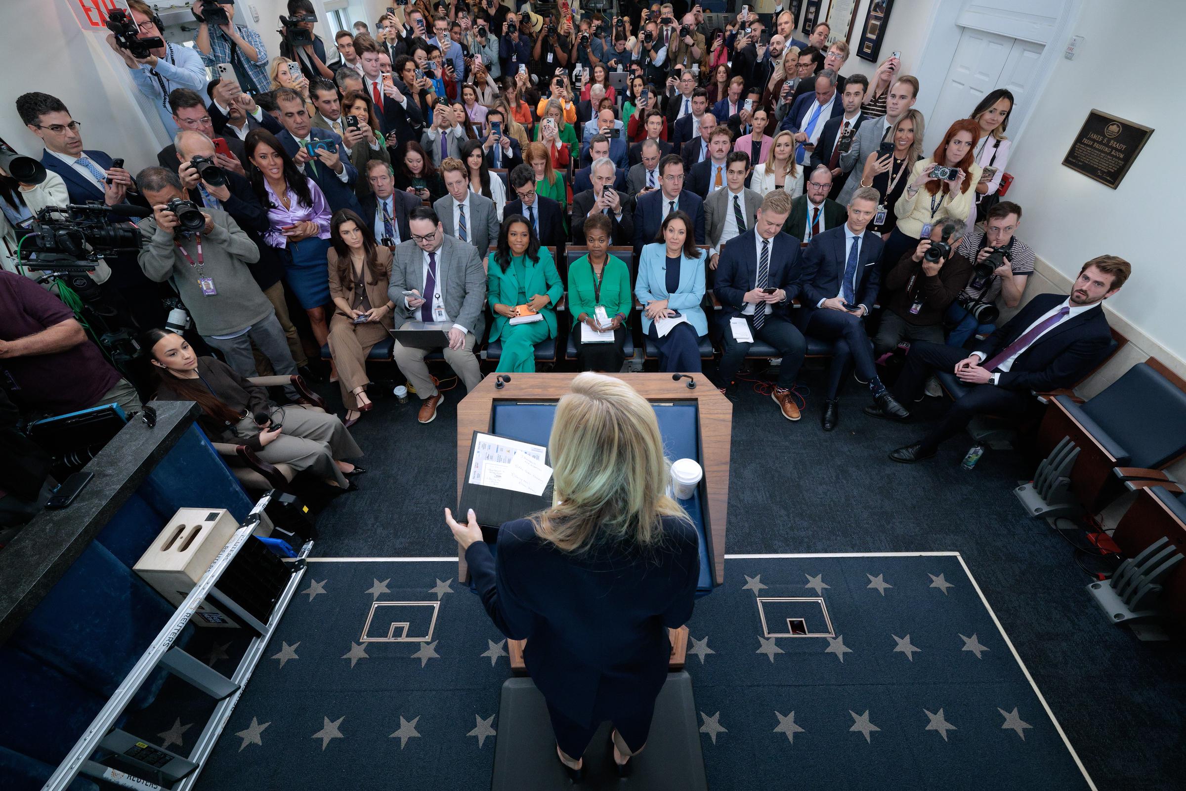 Nach ihrem Debüt begleitete Zacharia Trump auf Wahlkampfreisen, darunter auch eine Reise nach Alaska, kehrte aber nie für einen zweiten Auftritt auf das Podium im Presseraum zurück. | Quelle: Getty Images.