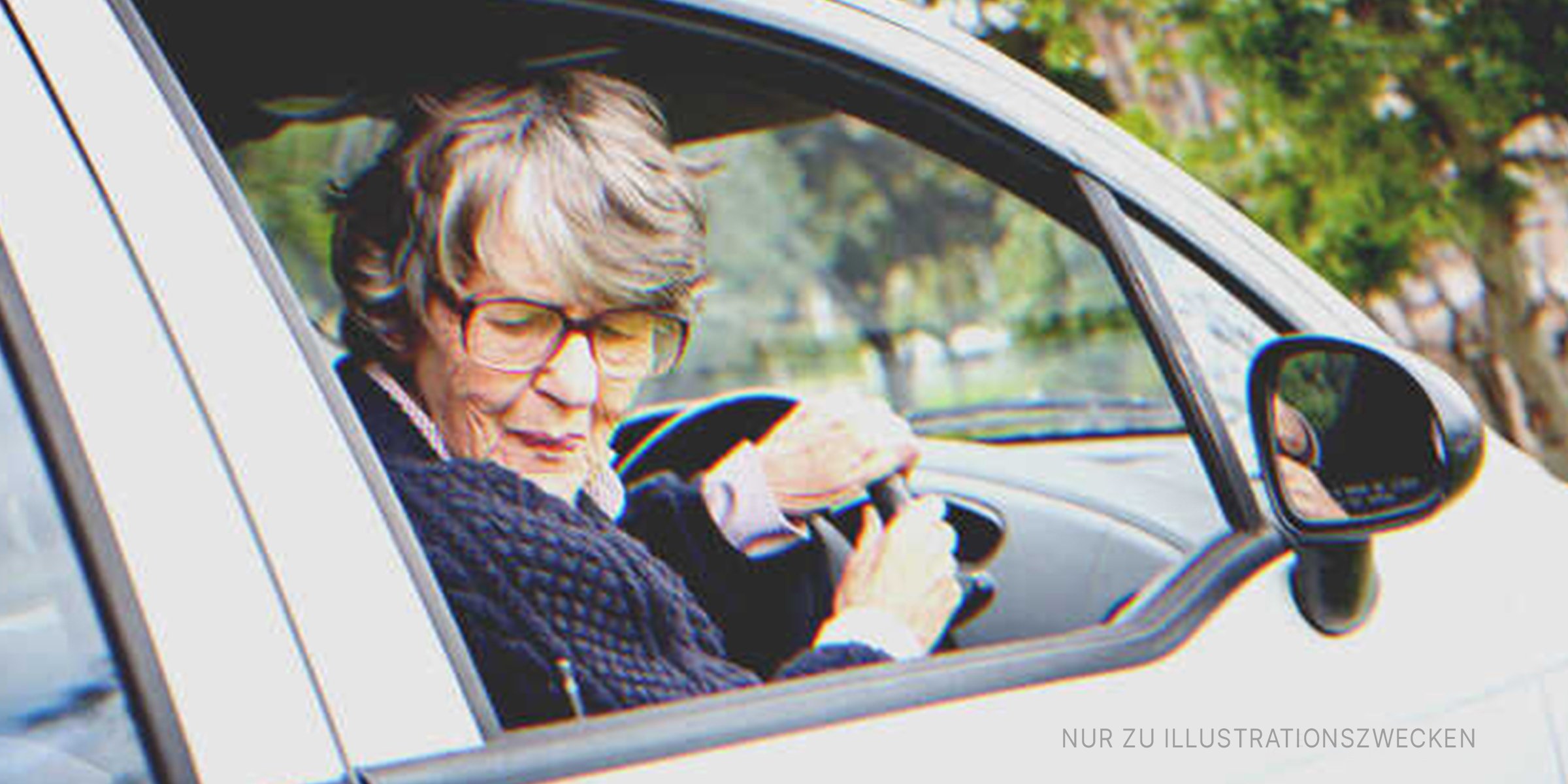 Ältere Frau beim Autofahren | Quelle: Getty Images