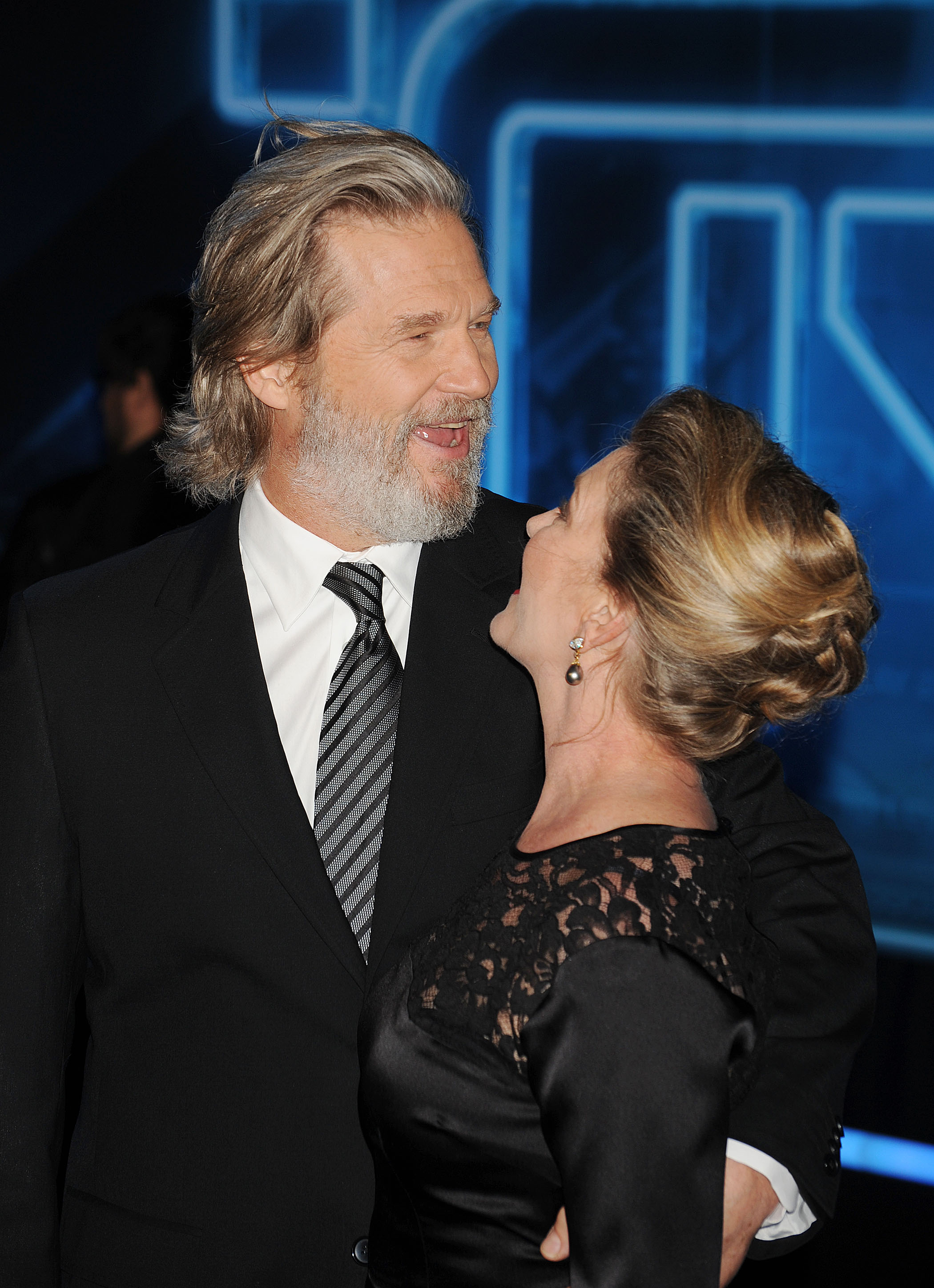 Jeff und Susan Bridges kommen zur Weltpremiere von "TRON Legacy" im El Capitan Theatre in Hollywood, Kalifornien, am 11. Dezember 2010. | Quelle: Getty Images