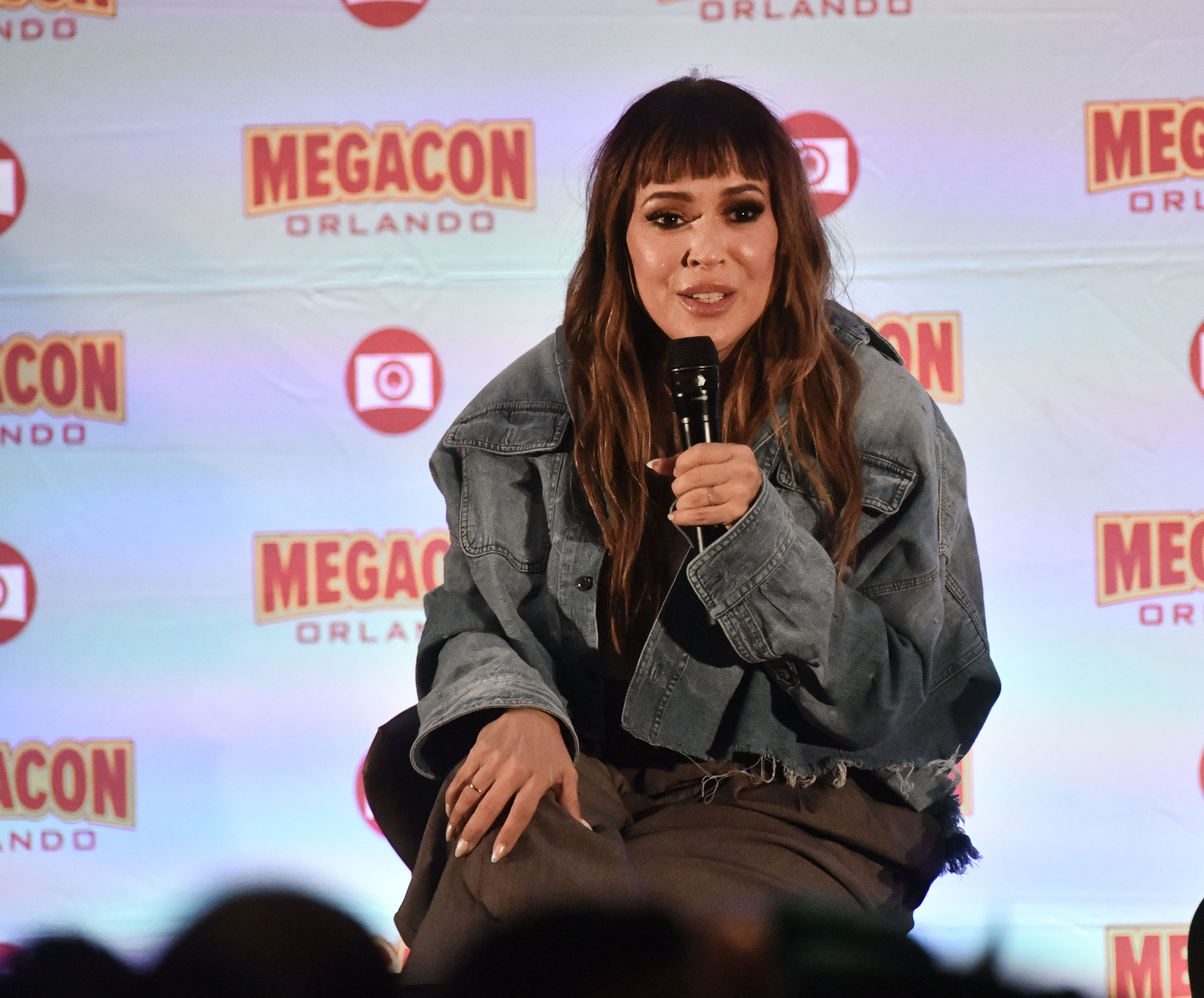 Alyssa Milano spricht auf der MegaCon Orlando 2024 im Orange County Convention Center am 2. Februar 2024. | Quelle: Getty Images