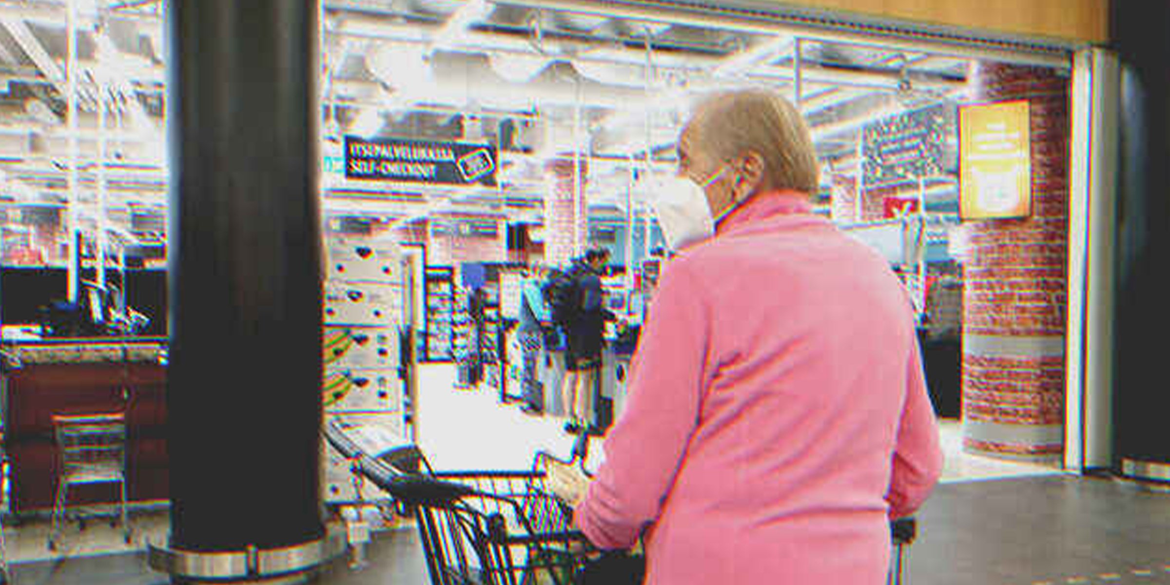 Alte Frau im Kaufhaus | Quelle: Shutterstock