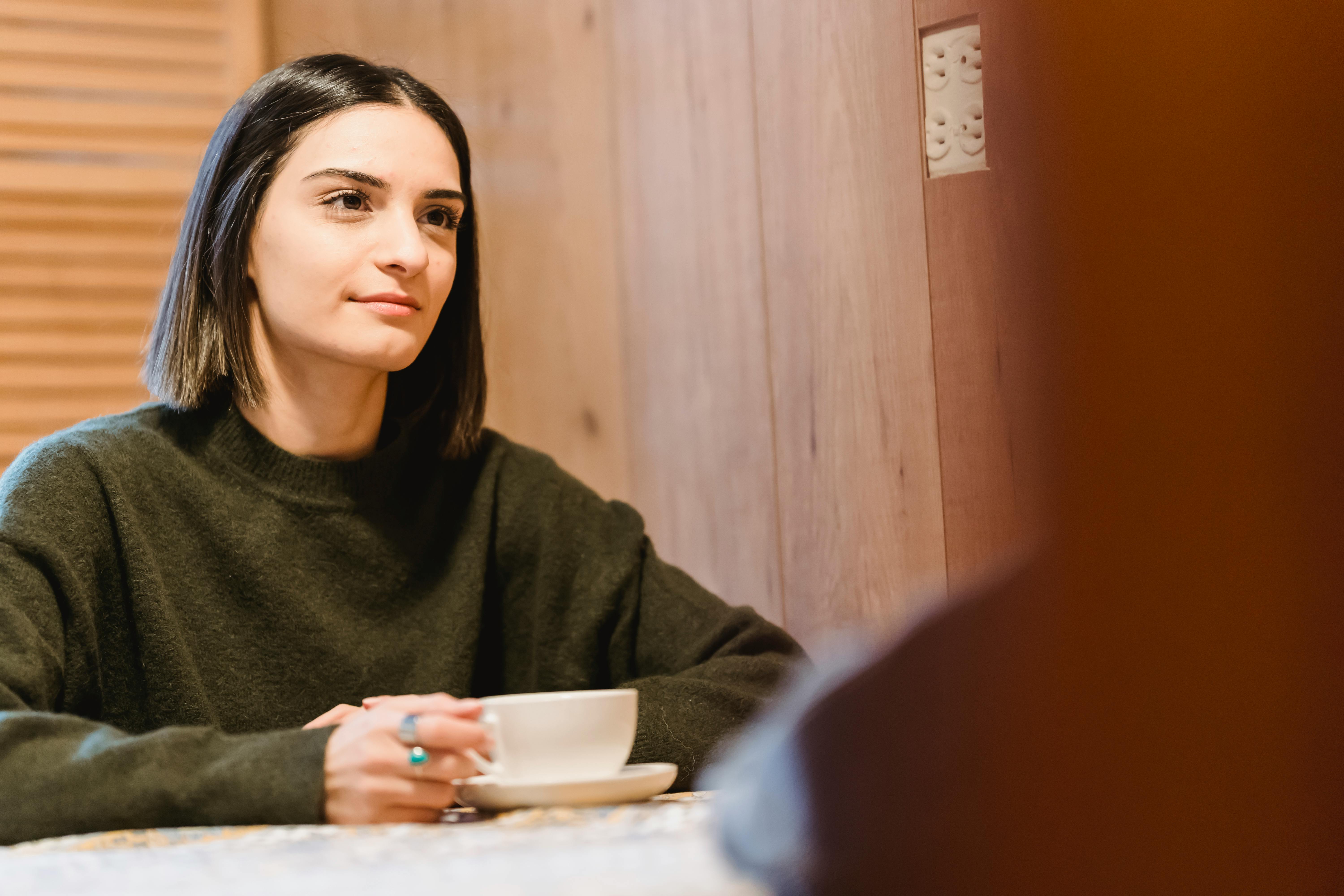 Eine Frau mit einer Tasse Kaffee | Quelle: Pexels