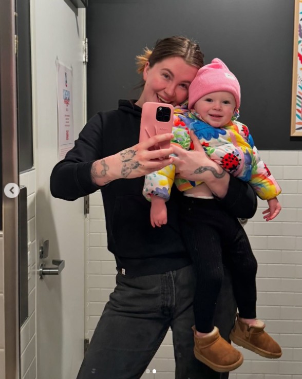 Ireland Baldwin posiert mit ihrer Tochter für ein Spiegel-Selfie in einem Beitrag vom 15. Januar 2025 | Quelle: Instagram/irelandirelandireland