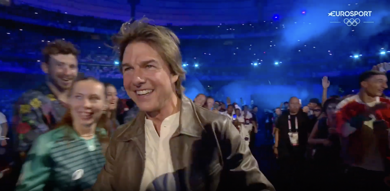 Tom Cruise auf dem Weg zur Hauptbühne während der Olympischen Spiele in Paris, aufgenommen am 12. August 2024 | Quelle: YouTube/Eurosport