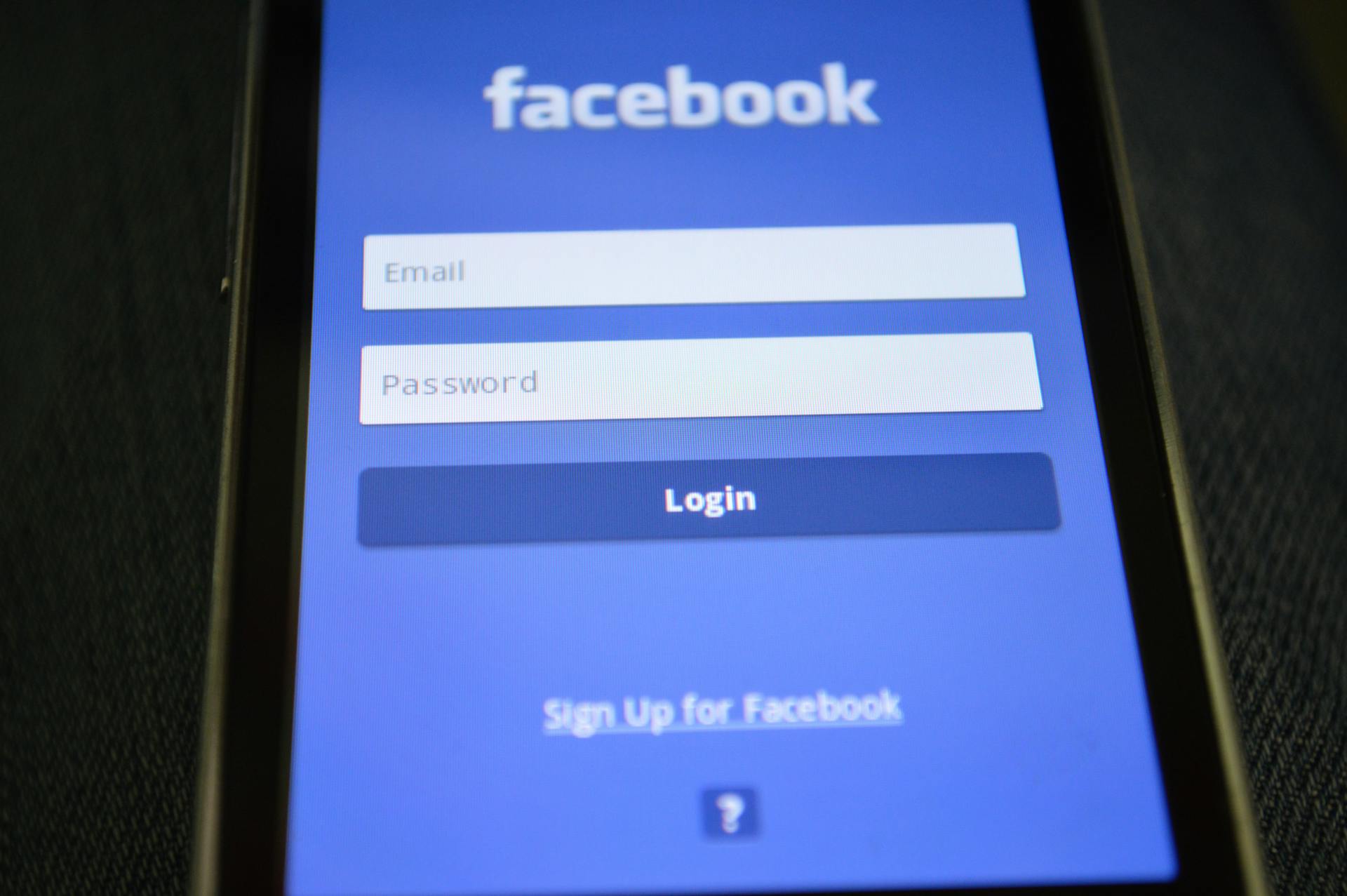 Jemand, der sich bei Facebook einloggt | Quelle: Pexels