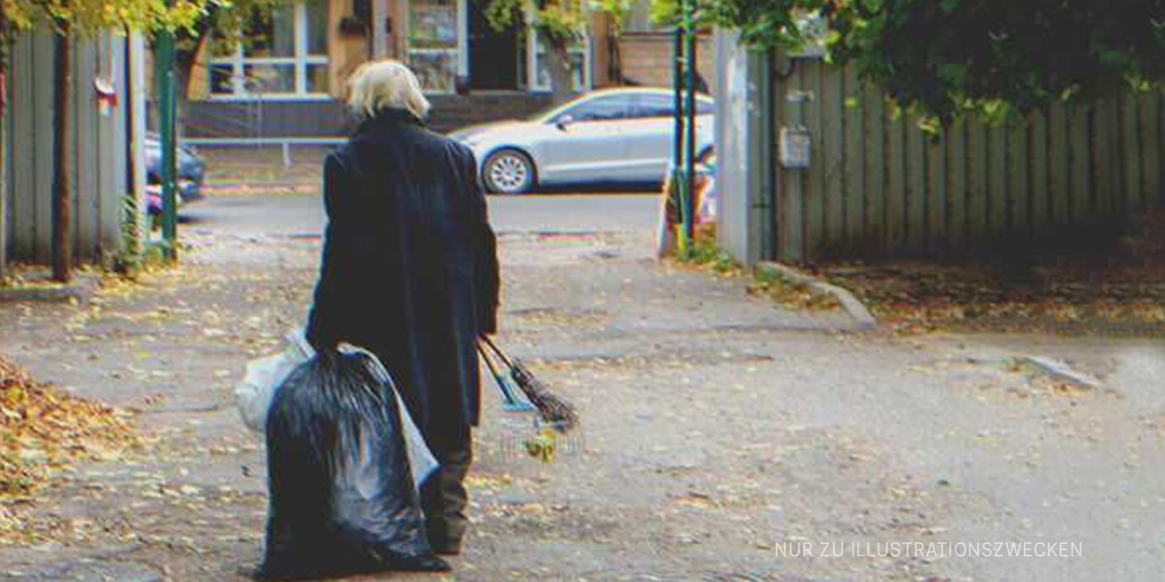 Ältere Frau entsorgt Müll | Quelle: Shutterstock