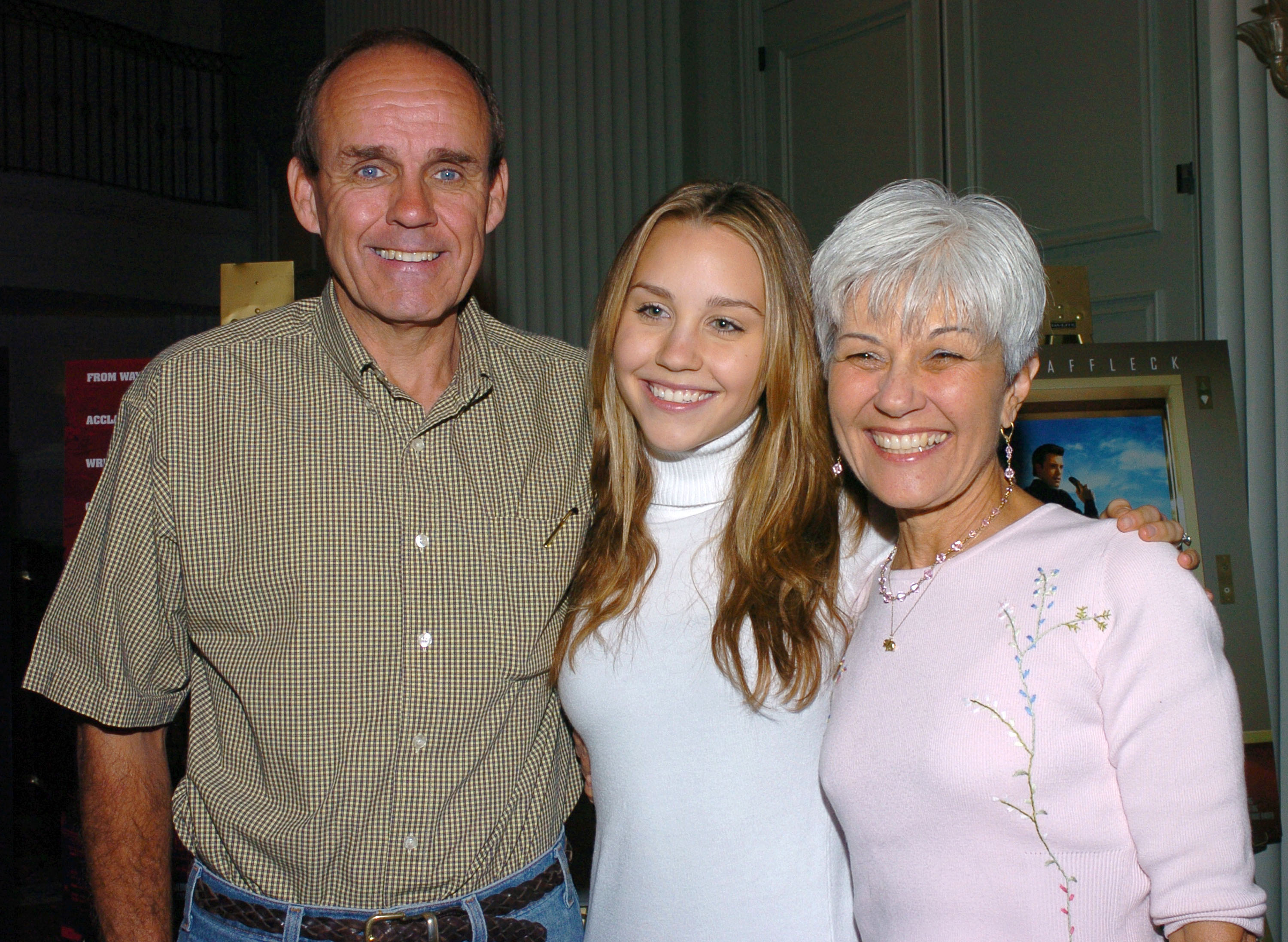 Amanda Bynes mit ihren Eltern beim American Film Market-Media 8 Breakfast am 4. November 2004. | Quelle: Getty Images