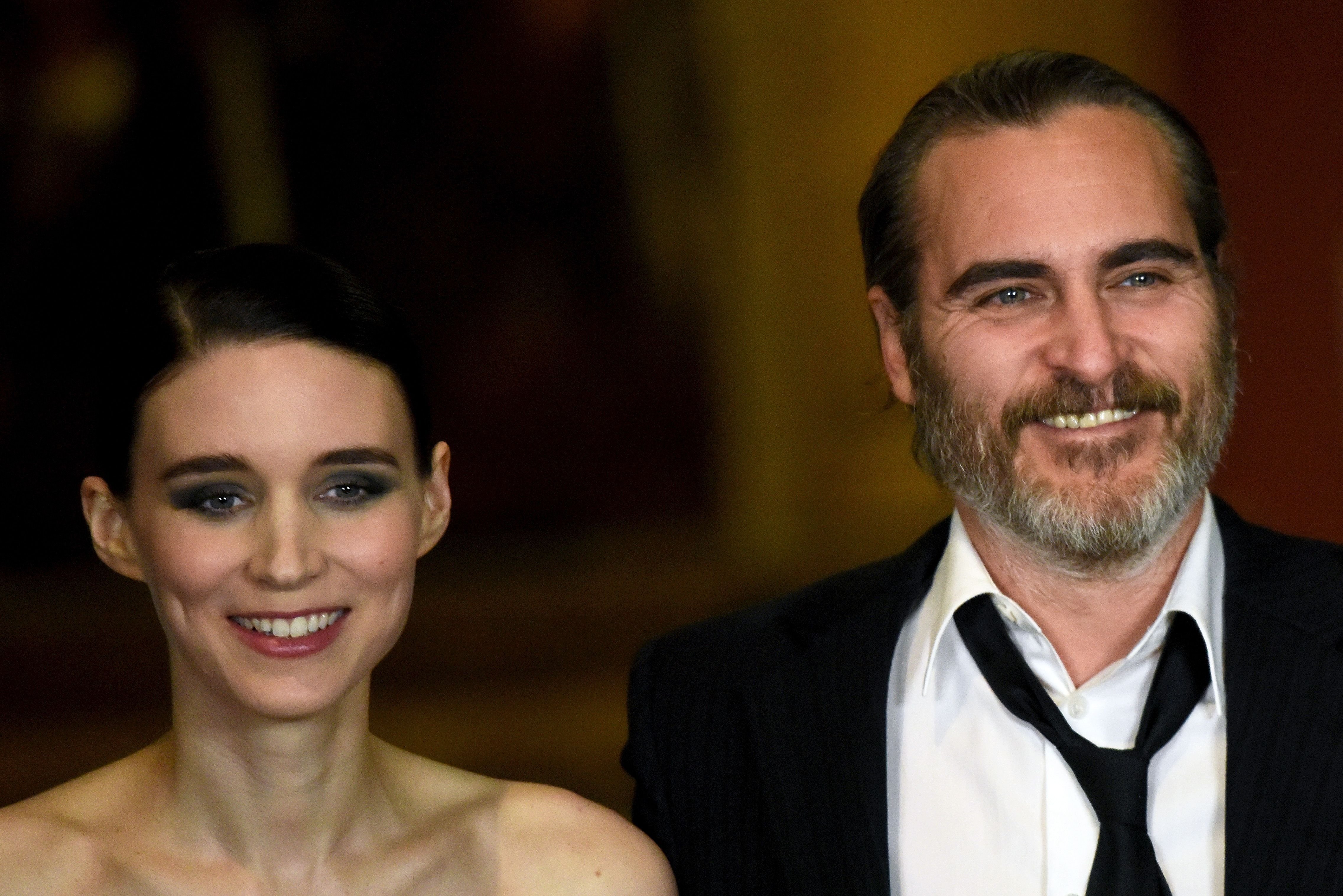 LONDON, ENGLAND - FEBRUARY 26: Joaquin Phoenix (L) and Rooney Mara attend the 'Mary Magdalene' special screening held at The National Gallery on February 26, 2018 in London, England. | Foto von: Dave J Hogan/Dave J Hogan/Getty Images