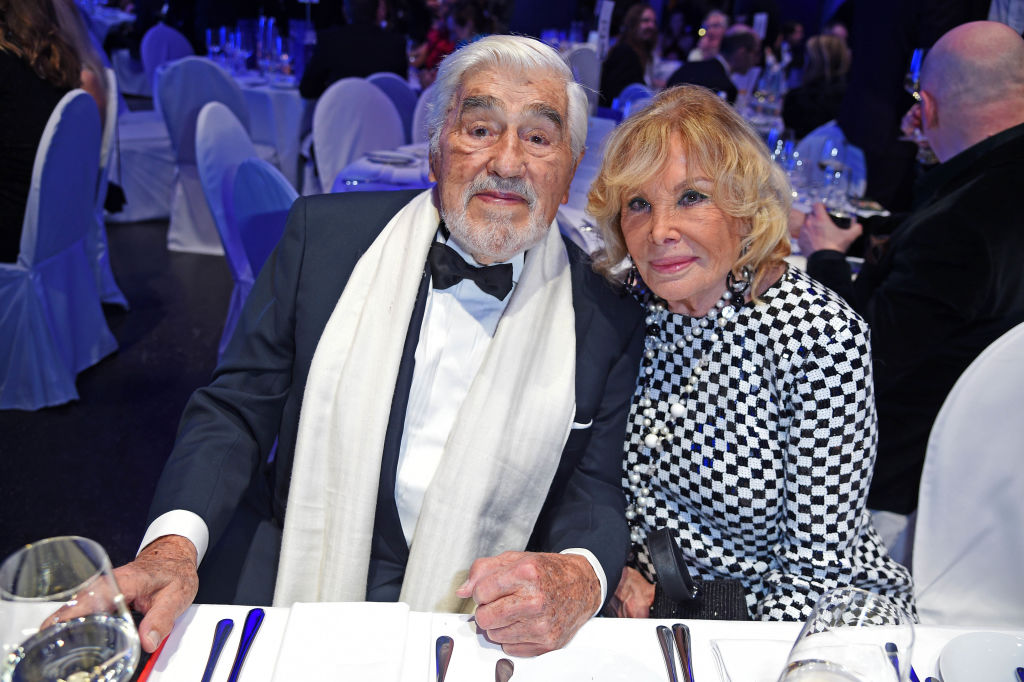 Mario Adorf und Monique Faye besuchen die „Cinema For Peace“-Gala 2024 anlässlich der 74. Internationalen Filmfestspiele Berlin am 19. Februar 2024 im WECC – Westhafen Event & Convention Center in Berlin | Quelle: Getty Images