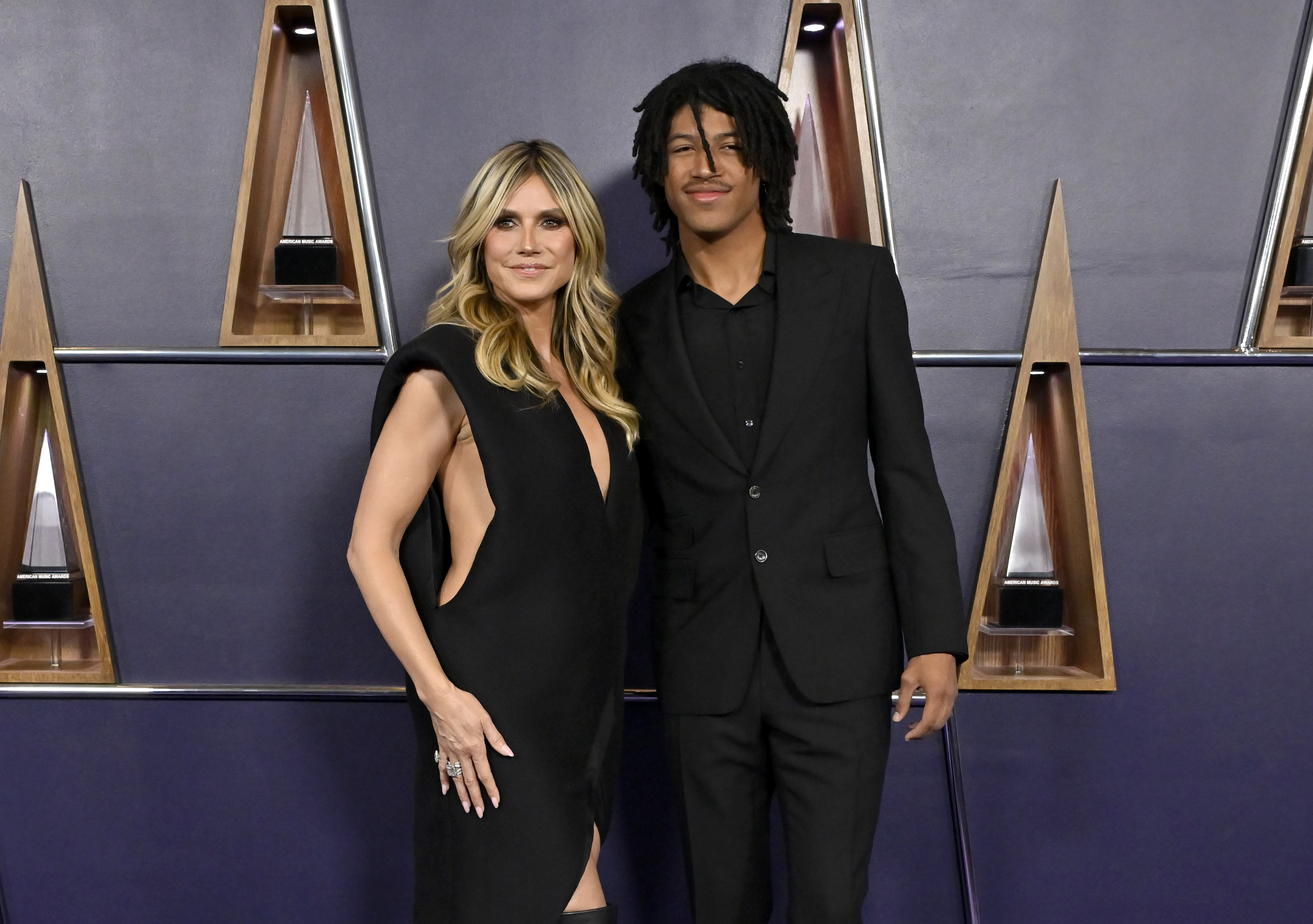 Mit subtilem Lächeln und mühelosem Auftreten geben Heidi Klum und Henry Samuel ein elegantes Mutter-Sohn-Statement auf dem roten Teppich der AMAs ab.