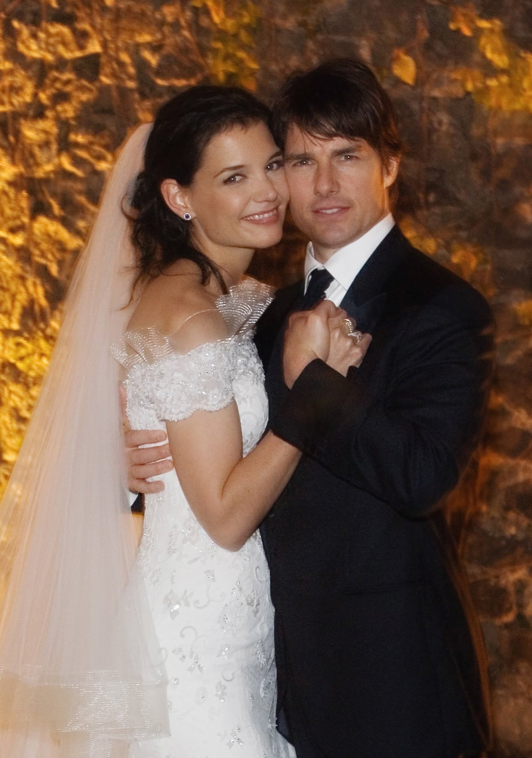 Katie Holmes und Tom Cruise posieren zusammen an ihrem Hochzeitstag im Castello Odescalchi am 18. November 2006 in Bracciano, in der Nähe von Rom, Italien. | Quelle: Getty Images