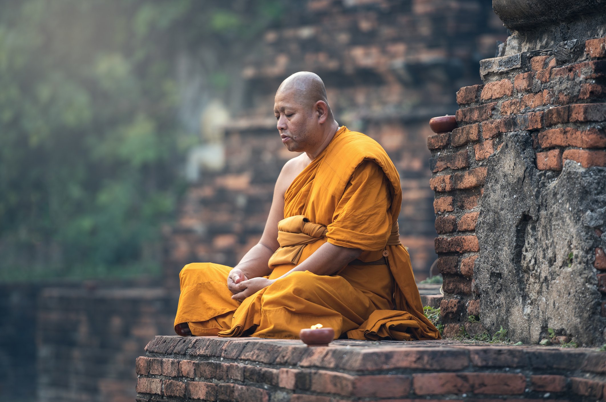 Ein Porträt eines meditierenden Mönchs im Tempel. | Quelle: Getty Images