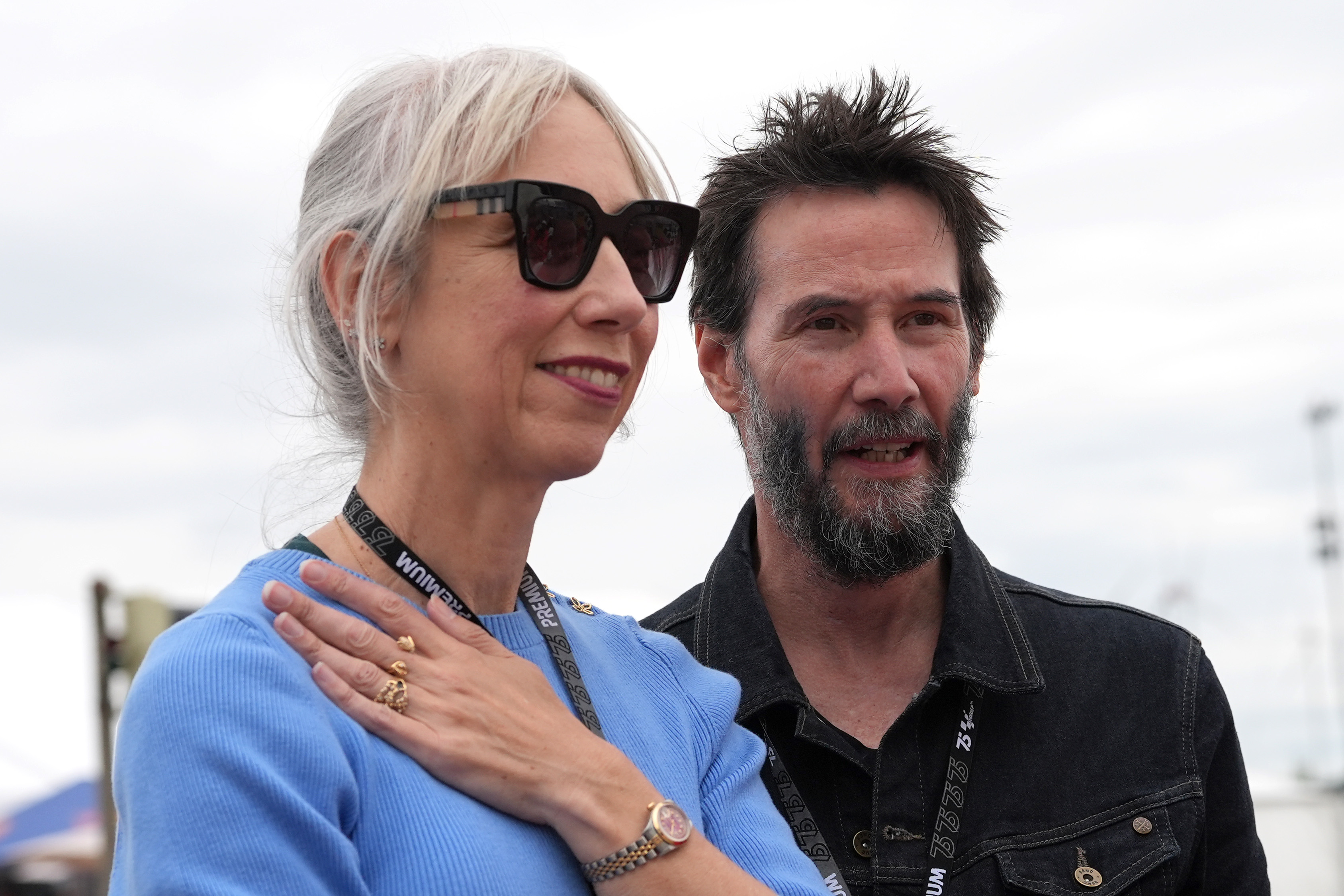 Alexandra Grant und Keanu Reeves besuchen den MotoGP von Deutschland auf dem Sachsenring am 7. Juli 2024 | Quelle: Getty Images