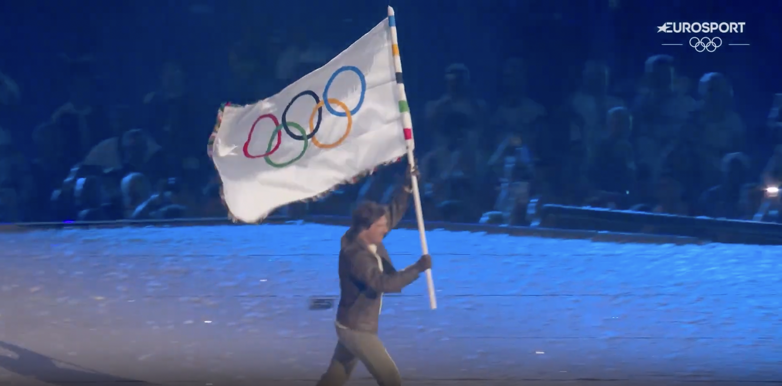 Tom Cruise beim Abschied mit der olympischen Flagge, gepostet am 12. August 2024 | Quelle: YouTube/Eurosport