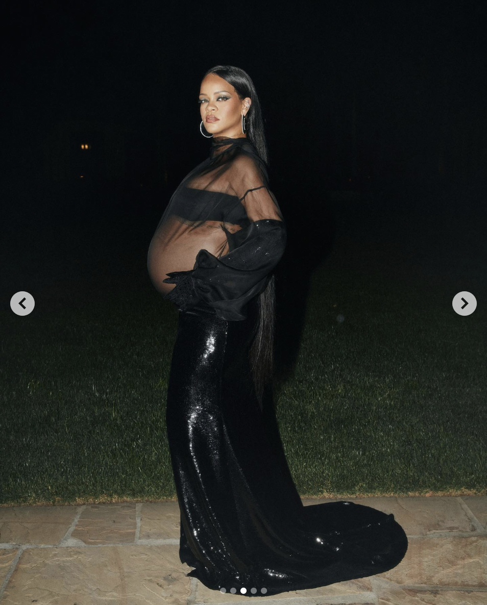 Rihanna, als sie mit ihrem zweiten Kind schwanger war, veröffentlicht im März 2022 | Quelle: instagram/badgalriri
