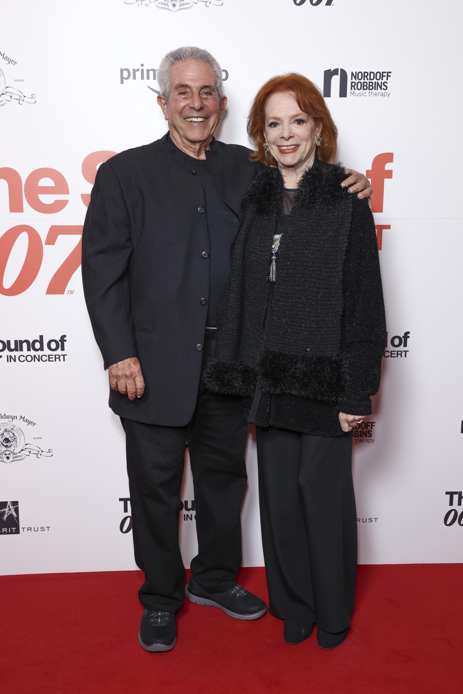 Michael Jay Solomon und Luciana Paluzzi besuchen das Konzert The Sound of 007 in London, England, am 4. Oktober 2022. | Quelle: Getty Images