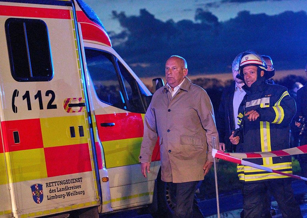 16. April 2026, Runkel, Hessen: Roman Poseck (links, CDU), Hessens Minister für Inneres, Sicherheit und Heimatschutz, begibt sich zum Unfallort, um sich vor Ort ein Bild von der Lage zu machen. | Quelle: Getty Images