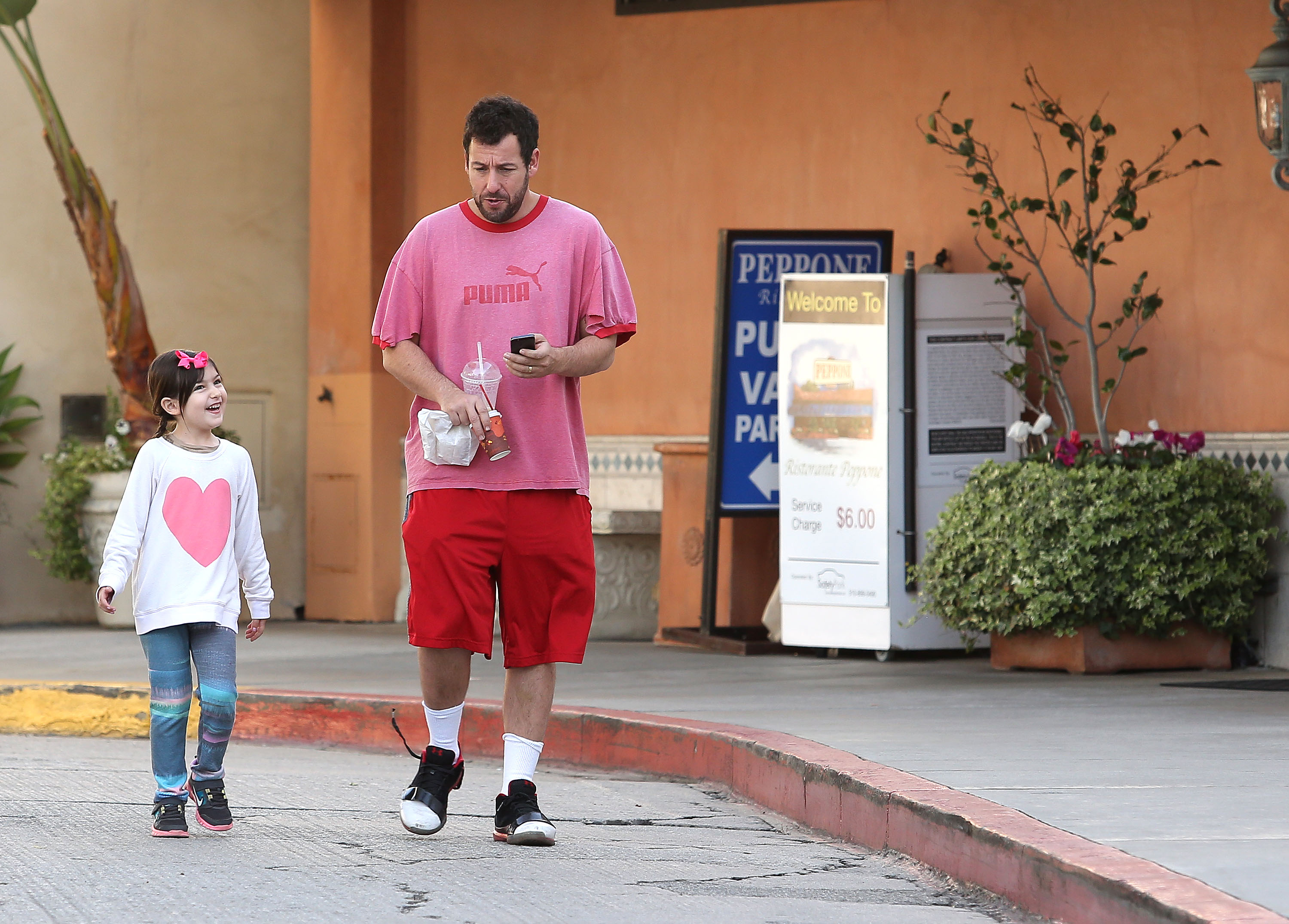 Adam wird am 17. Dezember 2013 mit Sunny Sandler in Los Angeles gesehen. | Quelle: Getty Images