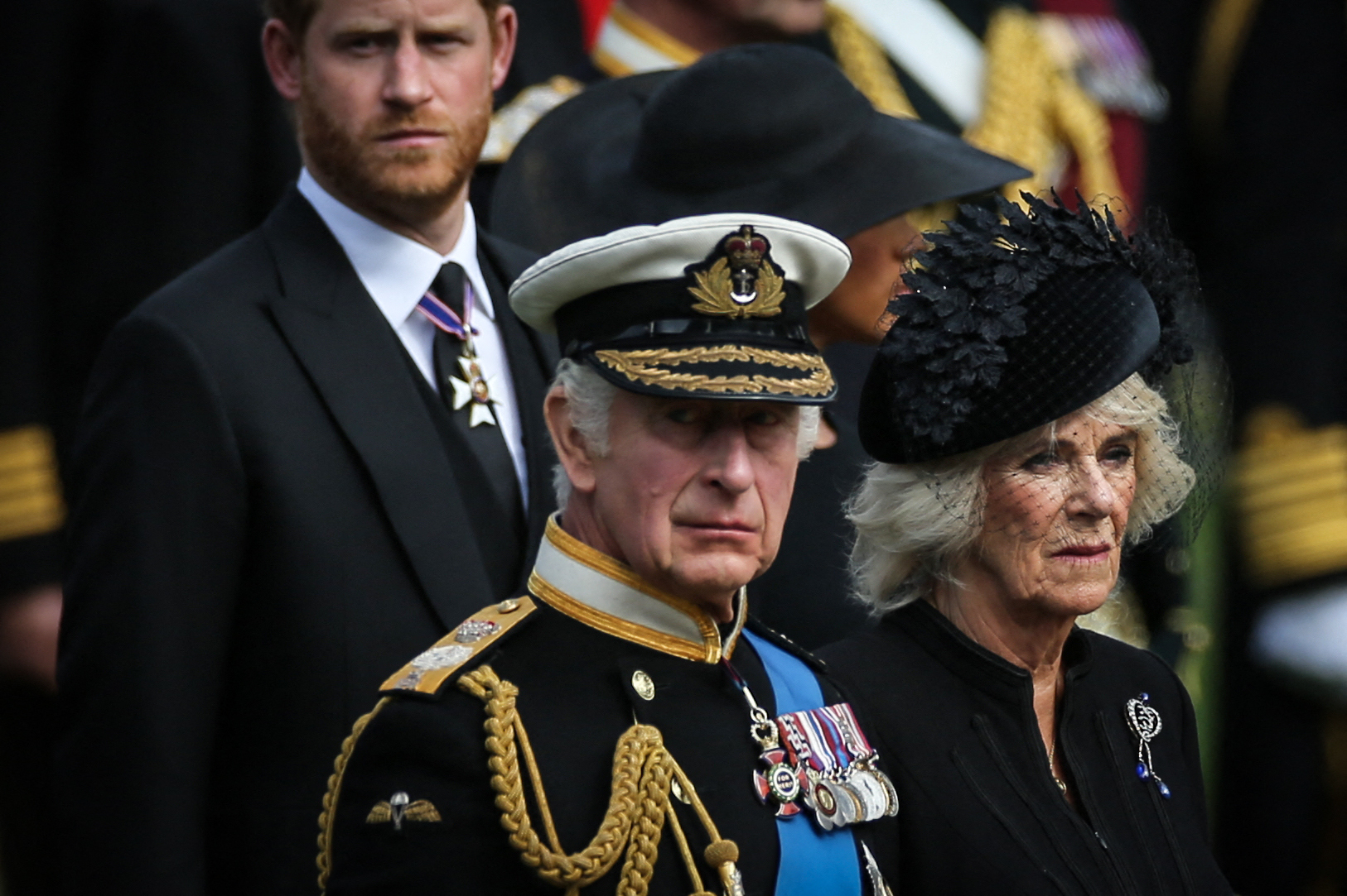 König Charles III., Camilla, Königingemahlin, und Prinz Harry, Herzog von Sussex, sehen zu, wie Mitglieder der Sargträger den Sarg von Königin Elisabeth II. überführen, am 19. September 2022 | Quelle: Getty Images