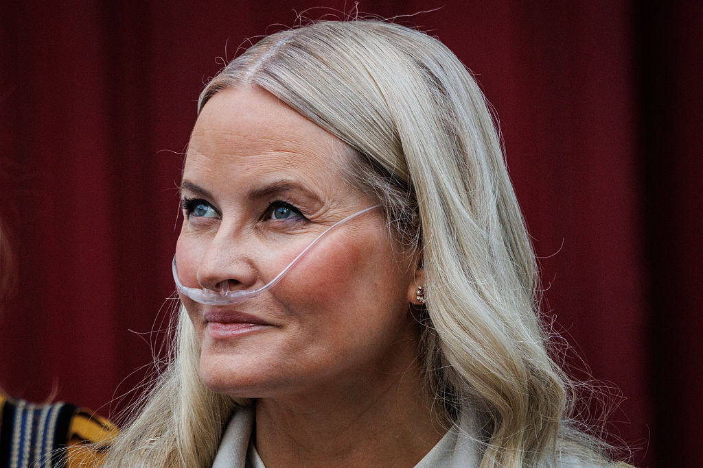 Die norwegische Kronprinzessin Mette Marit nimmt am 17. Mai 2026 in Oslo, Norwegen, am norwegischen Verfassungstag mit einem Kinderumzug in ihrer Residenz Skaugum teil. | Quelle: Getty Images