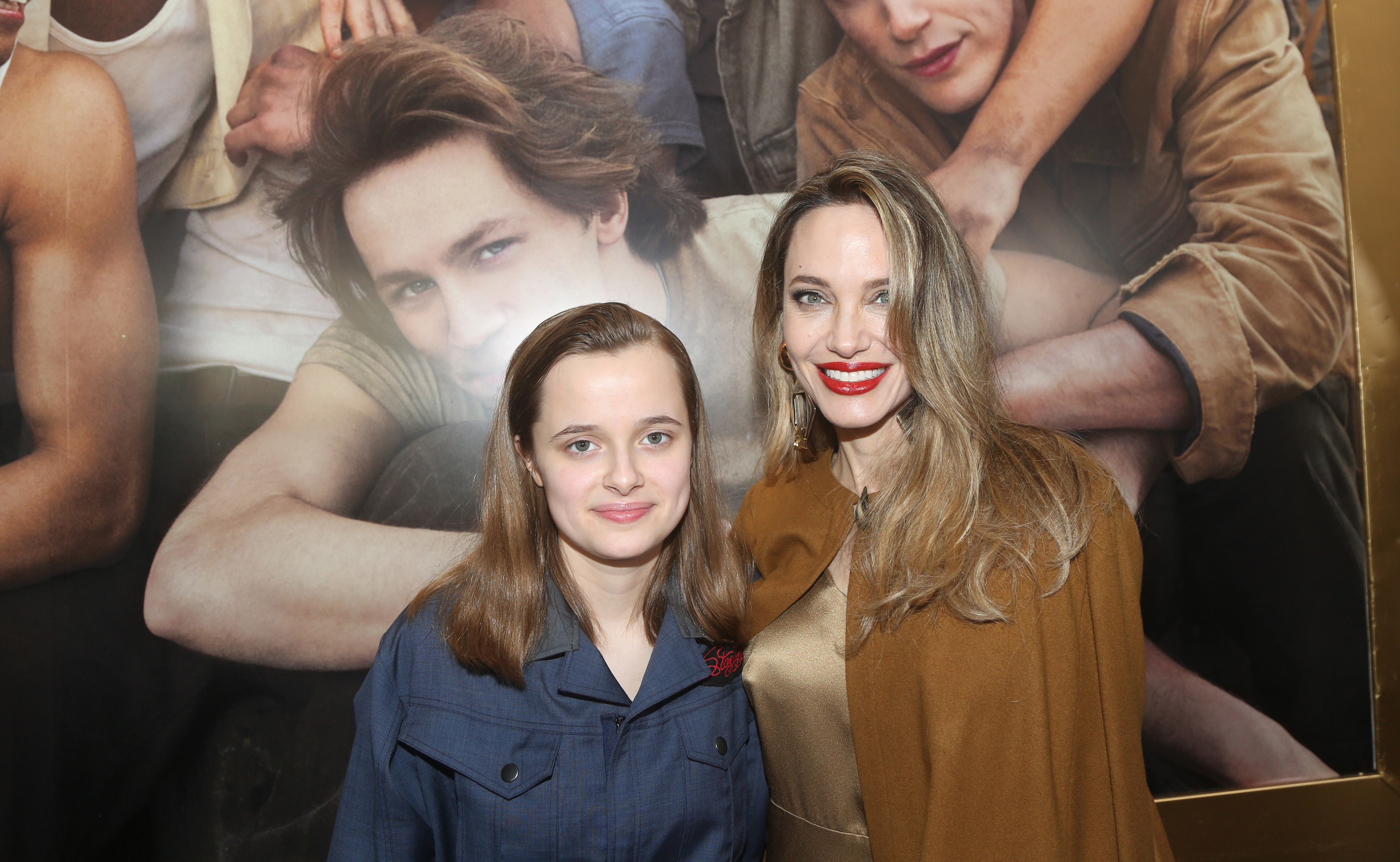 Vivienne Jolie-Pitt und Angelina Jolie besuchen die Premiere von "The Outsiders" im The Bernard B. Jacobs Theatre am 11. April 2024 in New York City. | Quelle: Getty Images
