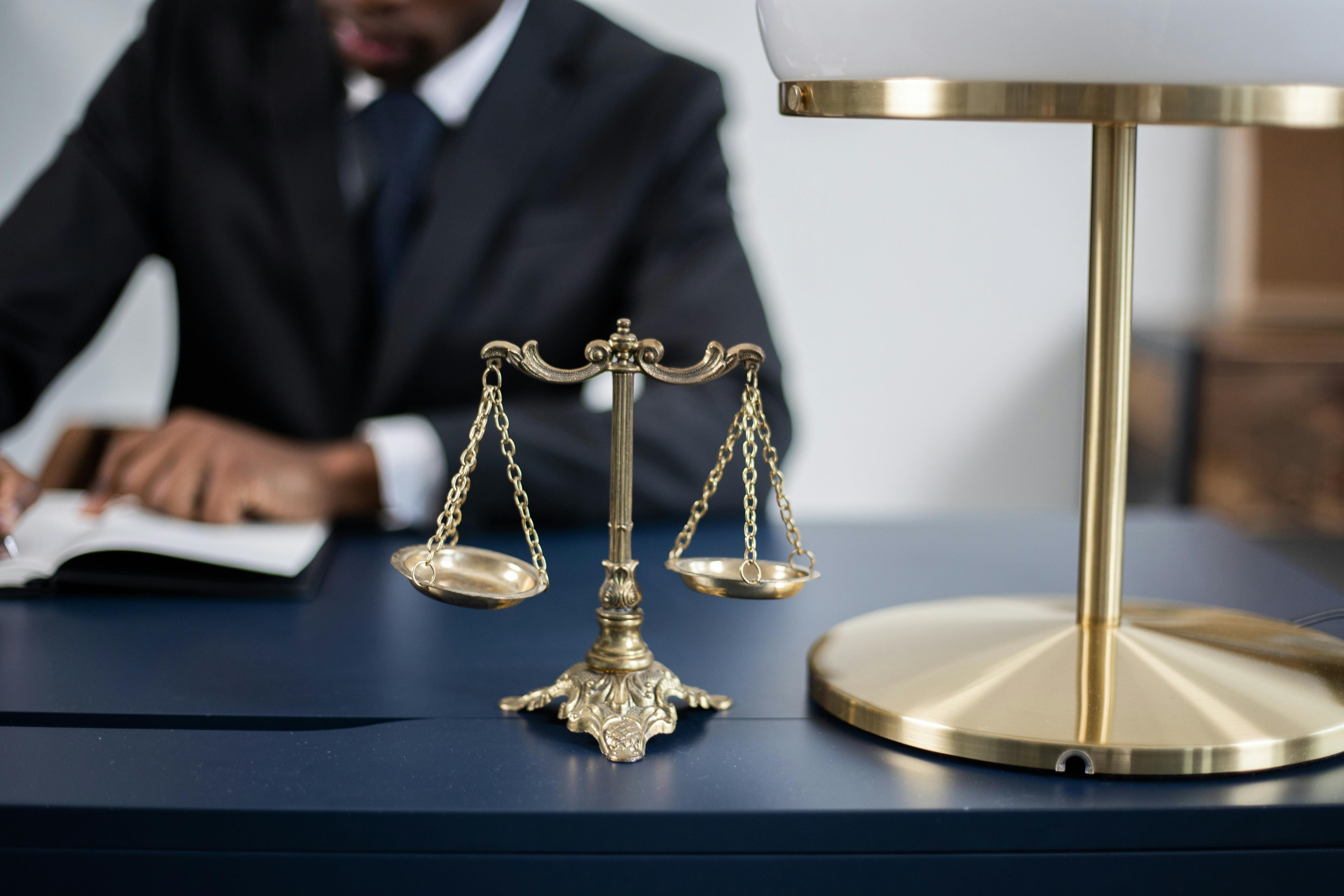 Ein Anwalt in seinem Büro | Quelle: Pexels