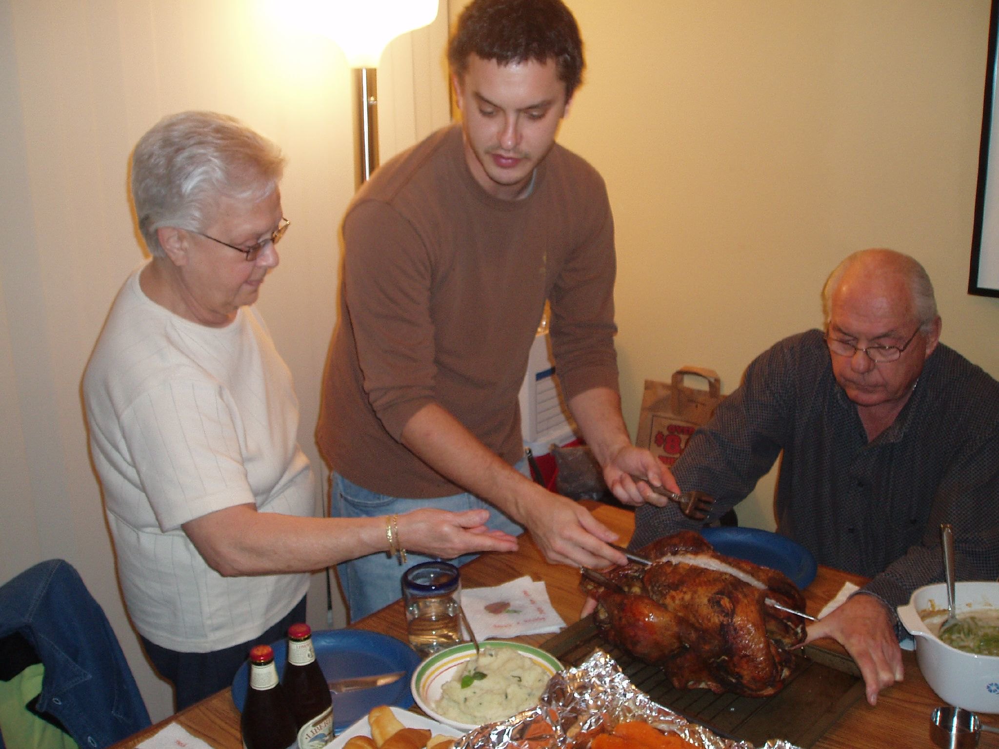 Eine dreiköpfige Familie versammelt sich zum Thanksgiving-Essen | Quelle: Flickr