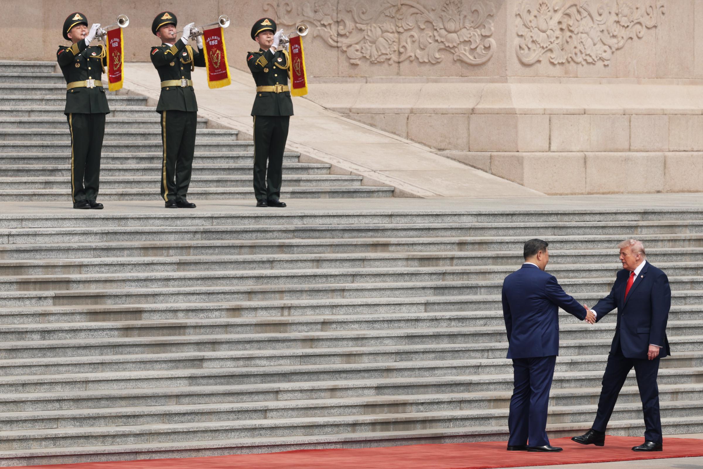 Präsident Donald Trump und Präsident Xi Jinping bei einer Begrüßungszeremonie in Peking, China, am 14. Mai 2026. | Quelle: Getty Images