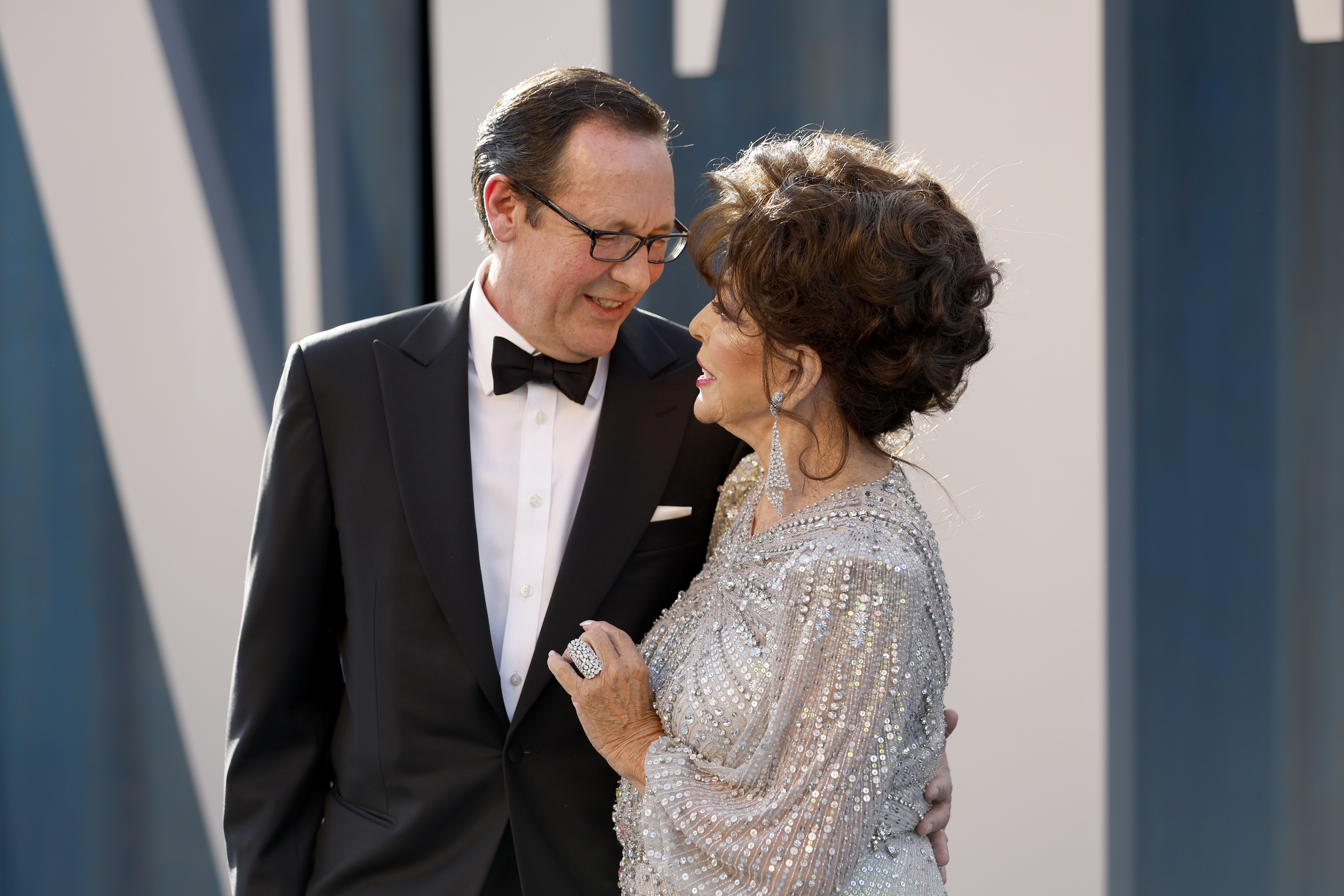 Percy Gibson und Joan Collins bei der 2022 Vanity Fair Oscar Party im Wallis Annenberg Center for the Performing Arts am 27. März 2022 in Beverly Hills, Kalifornien. | Quellen: Getty Images