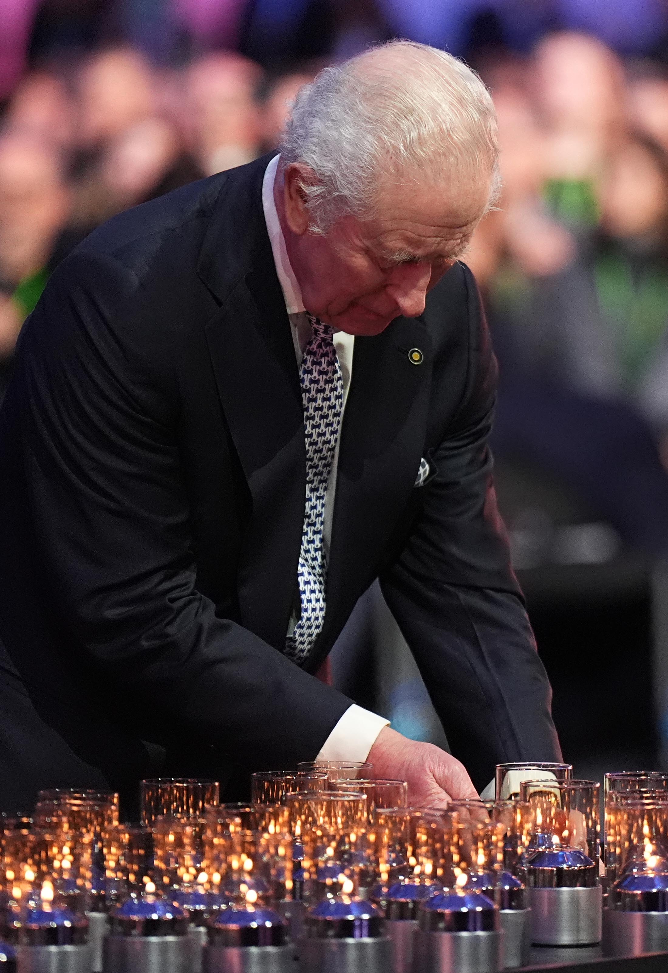 König Charles III. entzündet eine Kerze während der Gedenkfeierlichkeiten in Auschwitz-Birkenau in Polen anlässlich des 80-jährigen Jubiläums der Befreiung des Konzentrationslagers | Quelle: Getty Images