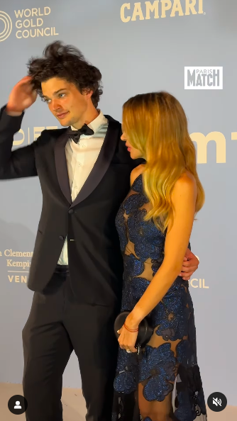 Homer Gere und Alejandra Silva posieren für Fotos bei der amfAR-Gala, gepostet am 1. September 2024 | Quelle: Instagram/parismatch