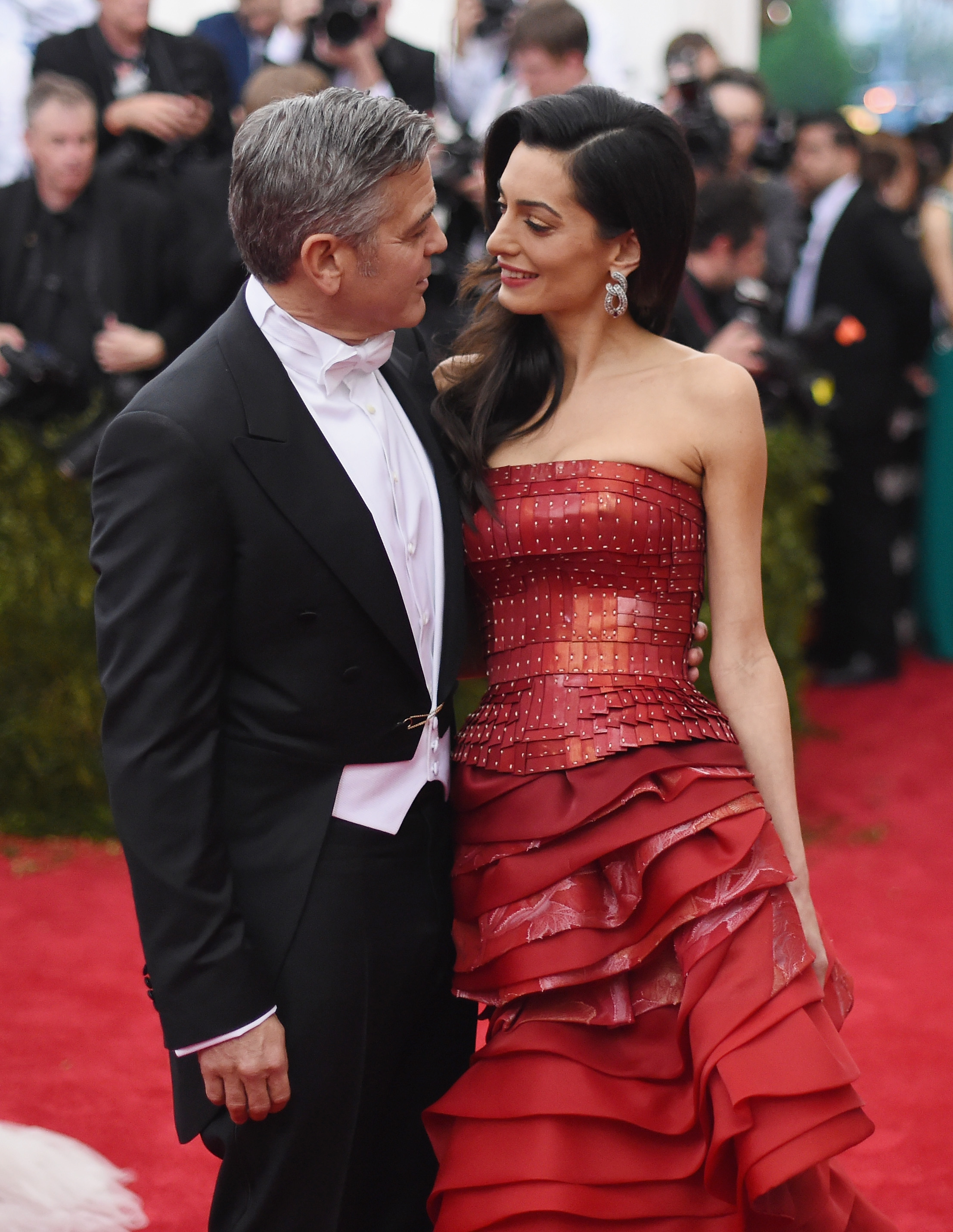 George Clooney und Amal Clooney im Metropolitan Museum of Art am 4. Mai 2015 in New York City | Quelle: Getty Images