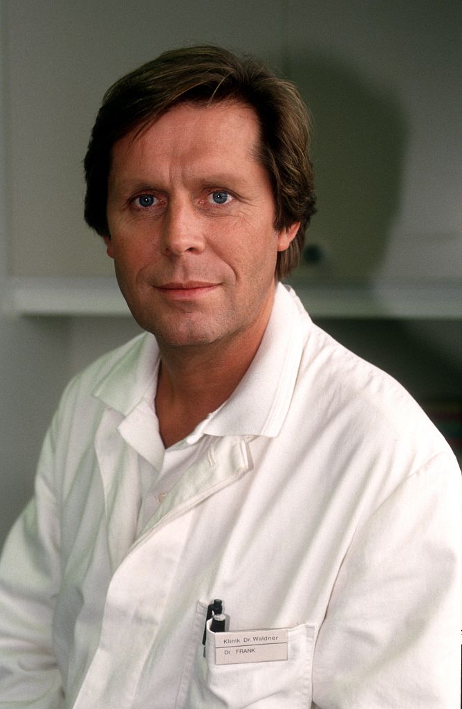 Sigmar Solbach, RTL-Serie "Dr. Stefan Frank - der Arzt, dem die Frauen vertrauen" am 14.04.1994 in München | Quelle: Getty Images