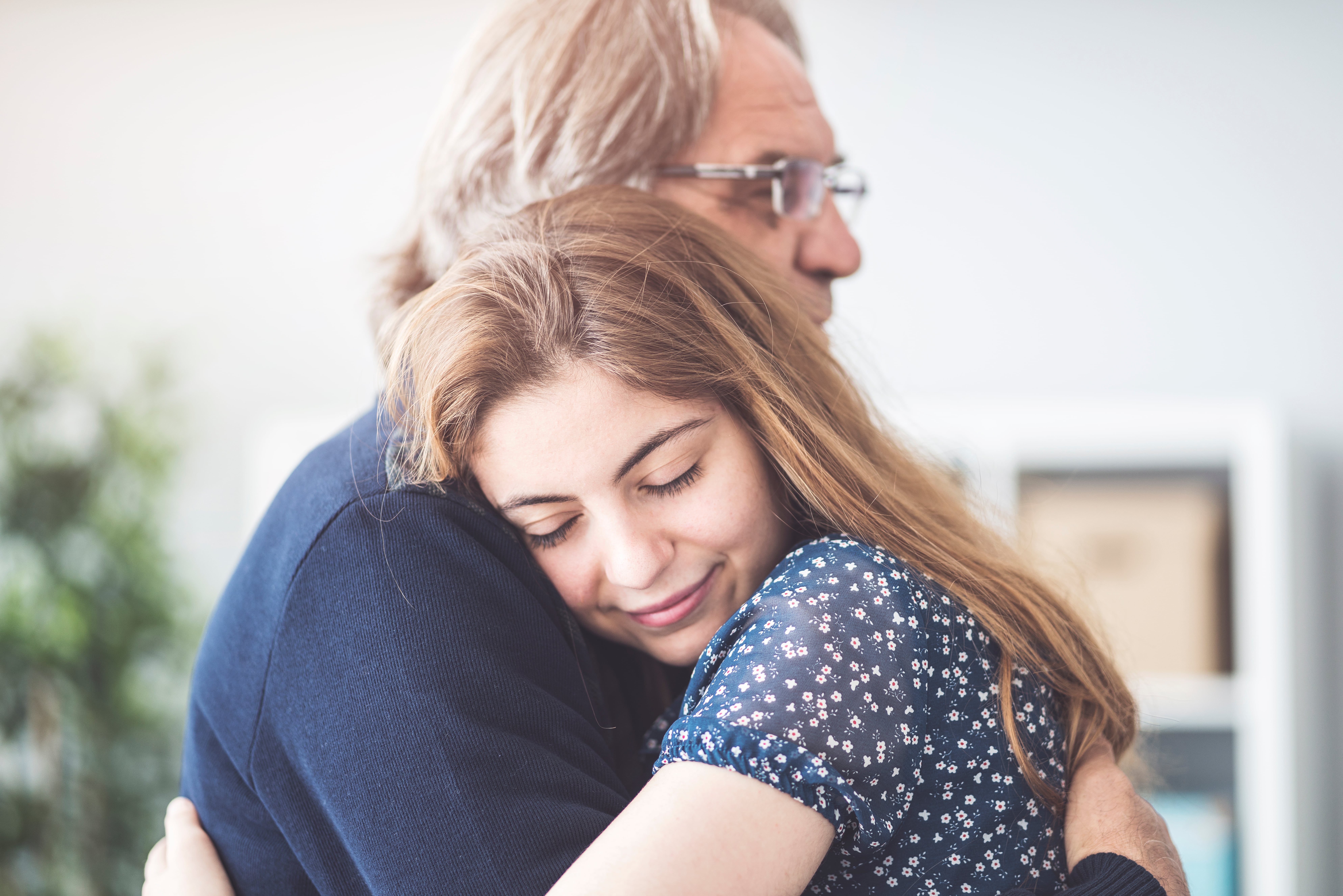Eine junge Frau, die ihren Vater umarmt | Quelle: Shutterstock