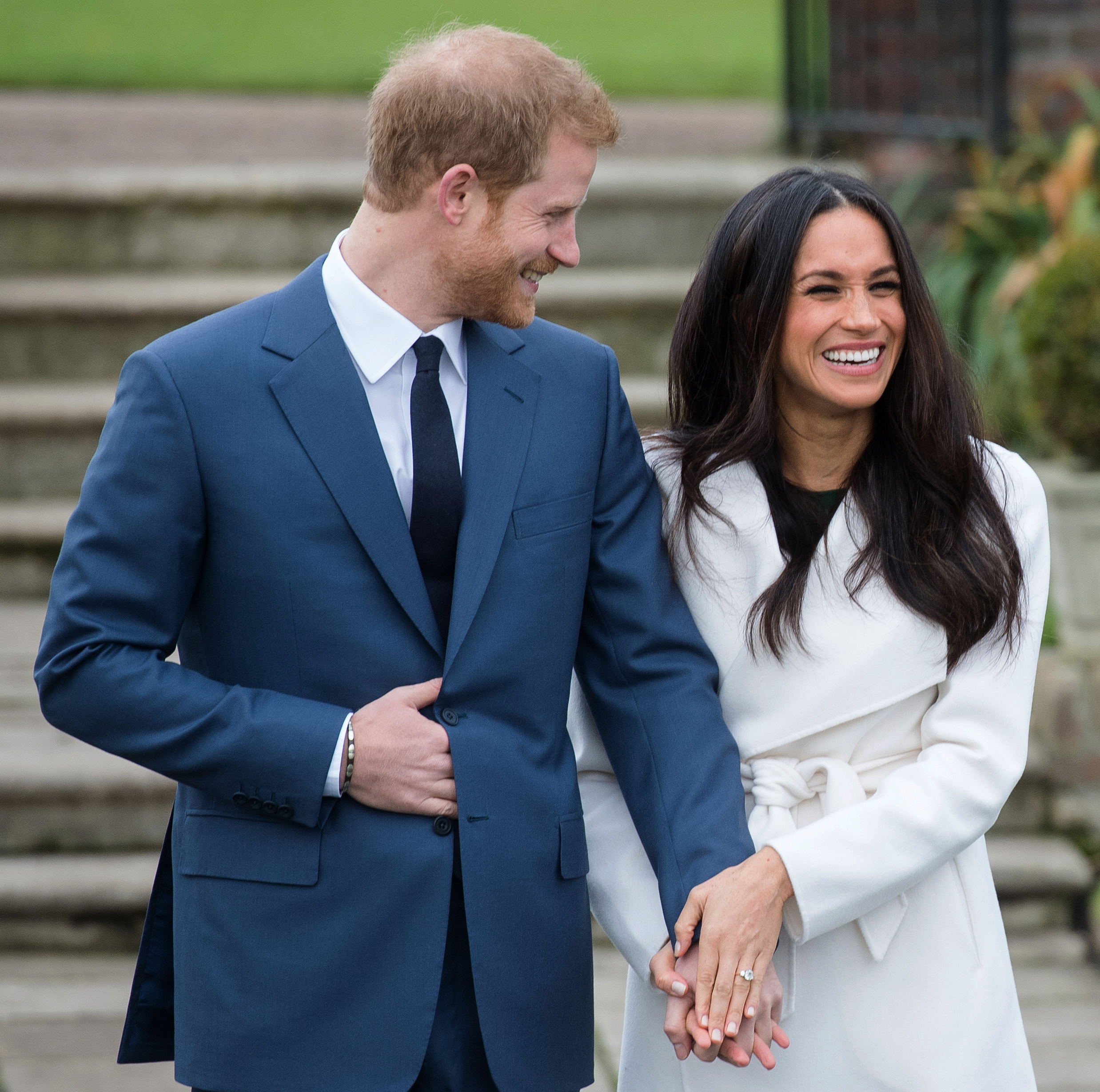 Prinz Harry und Meghan Markle während eines Fototermins in den Sunken Gardens des Kensington Palace nach der Bekanntgabe ihrer Verlobung am 27. November 2017 in London, England. | Quelle: Getty Images