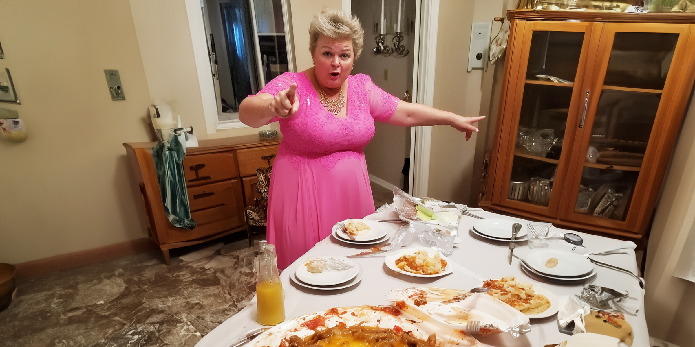 Eine wütende Frau, die an einem Esstisch steht | Quelle: AmoMama