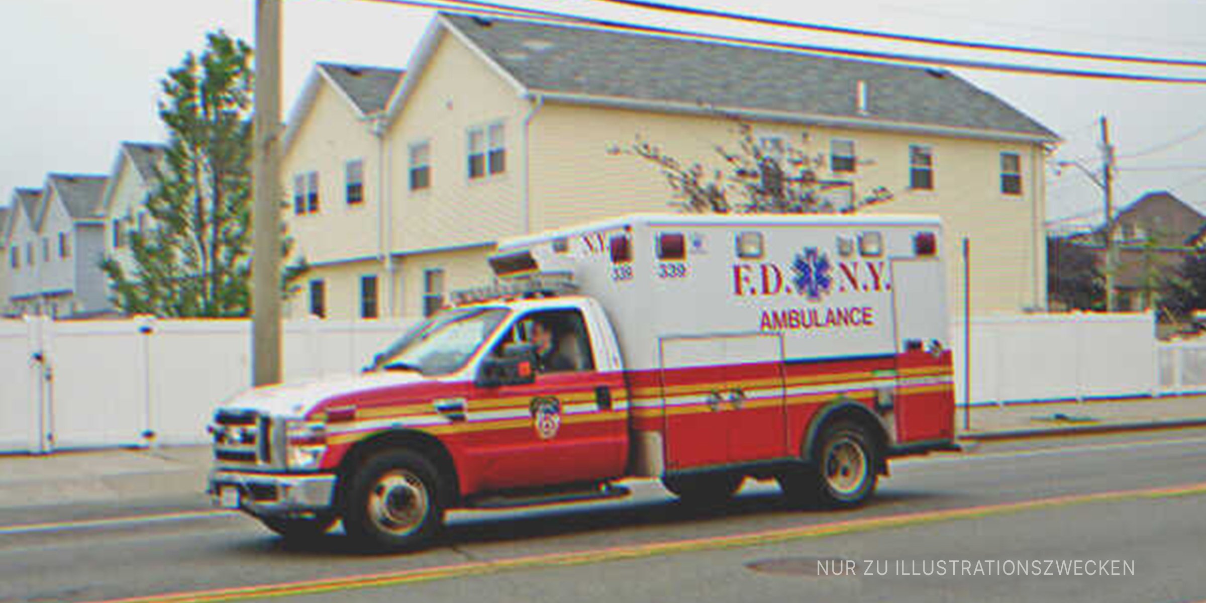 Ein Krankenwagen bringt eine Frau ins Krankenhaus | Quelle: Flickr / JLaw45 (CC BY 2.0)