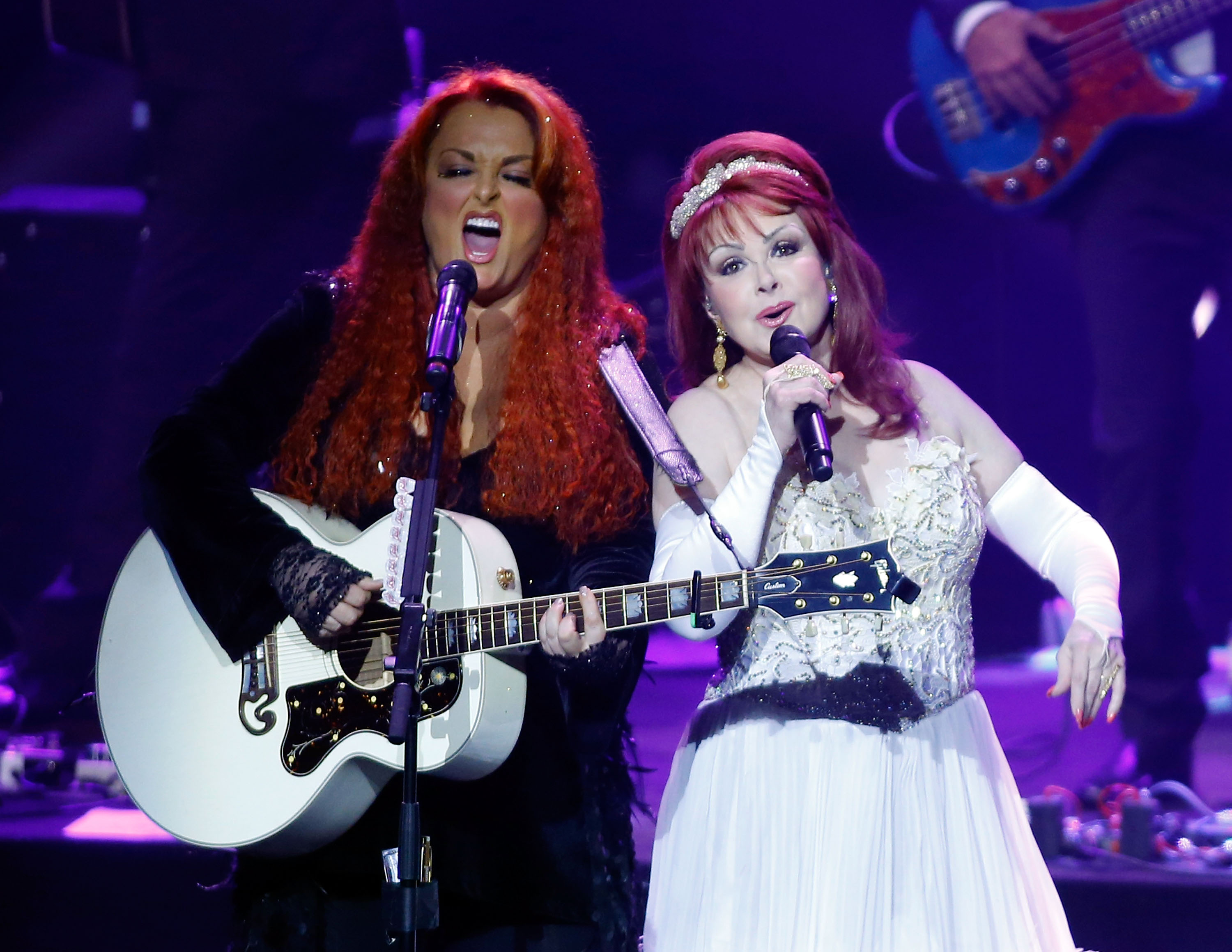 Wynonna und Naomi Judd beim Auftritt während der Eröffnung ihrer neun Shows umfassenden Residency "Girls Night Out" in Las Vegas, Nevada am 7. Oktober 2015 | Quelle: Getty Images