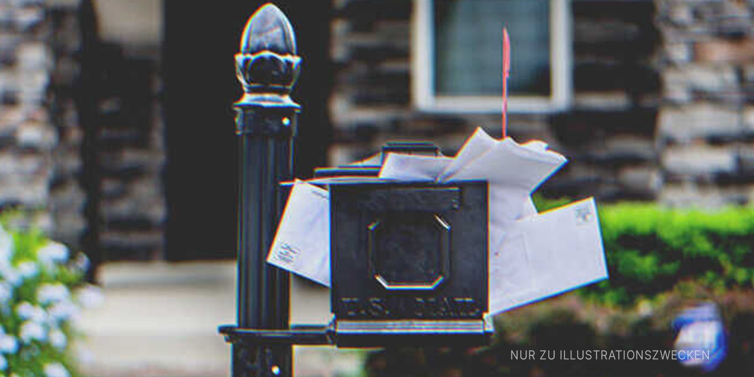 Briefkasten überfüllt mit Briefen. | Quelle: Shutterstock