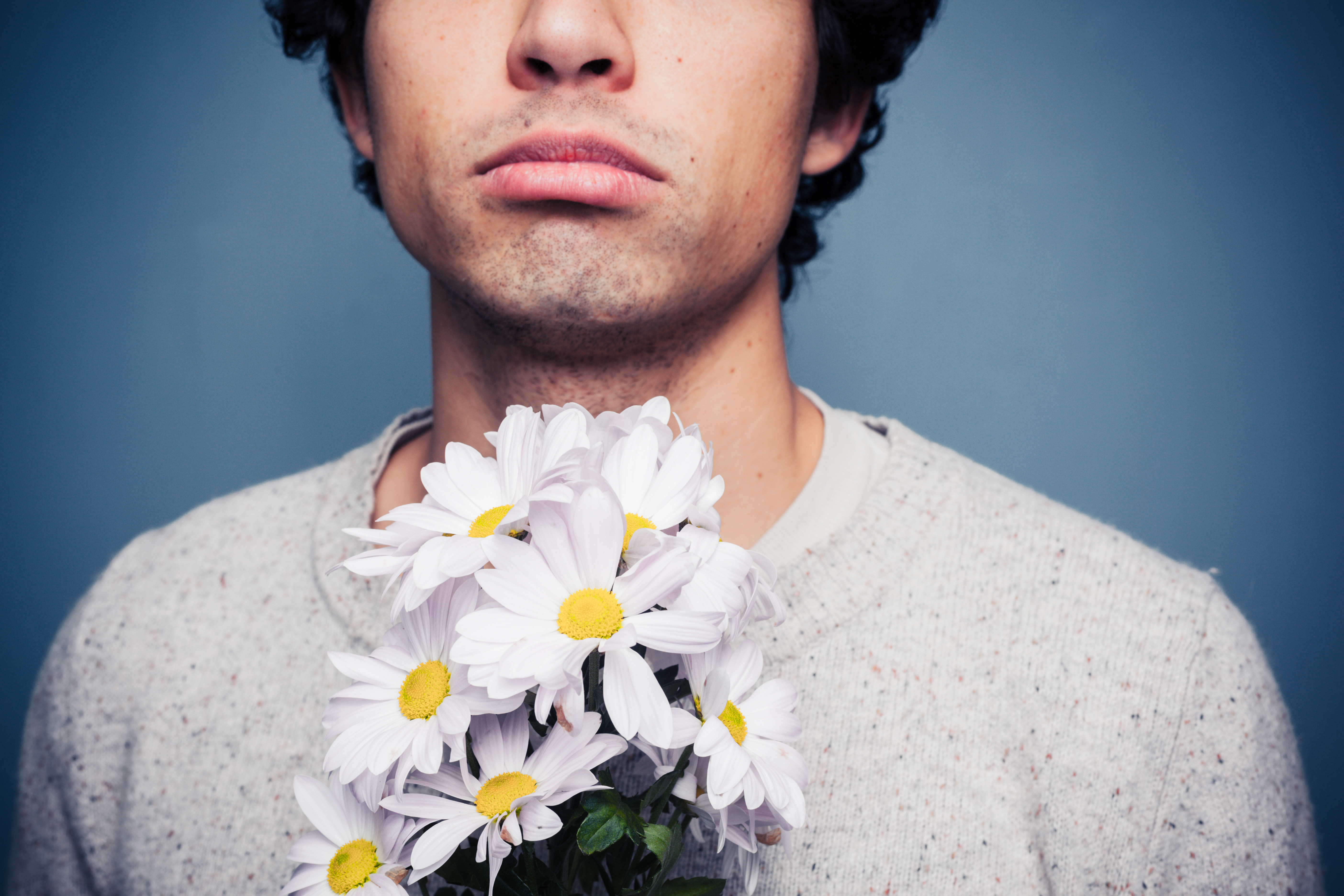 Mann mit Blumen | Quelle: Shutterstock