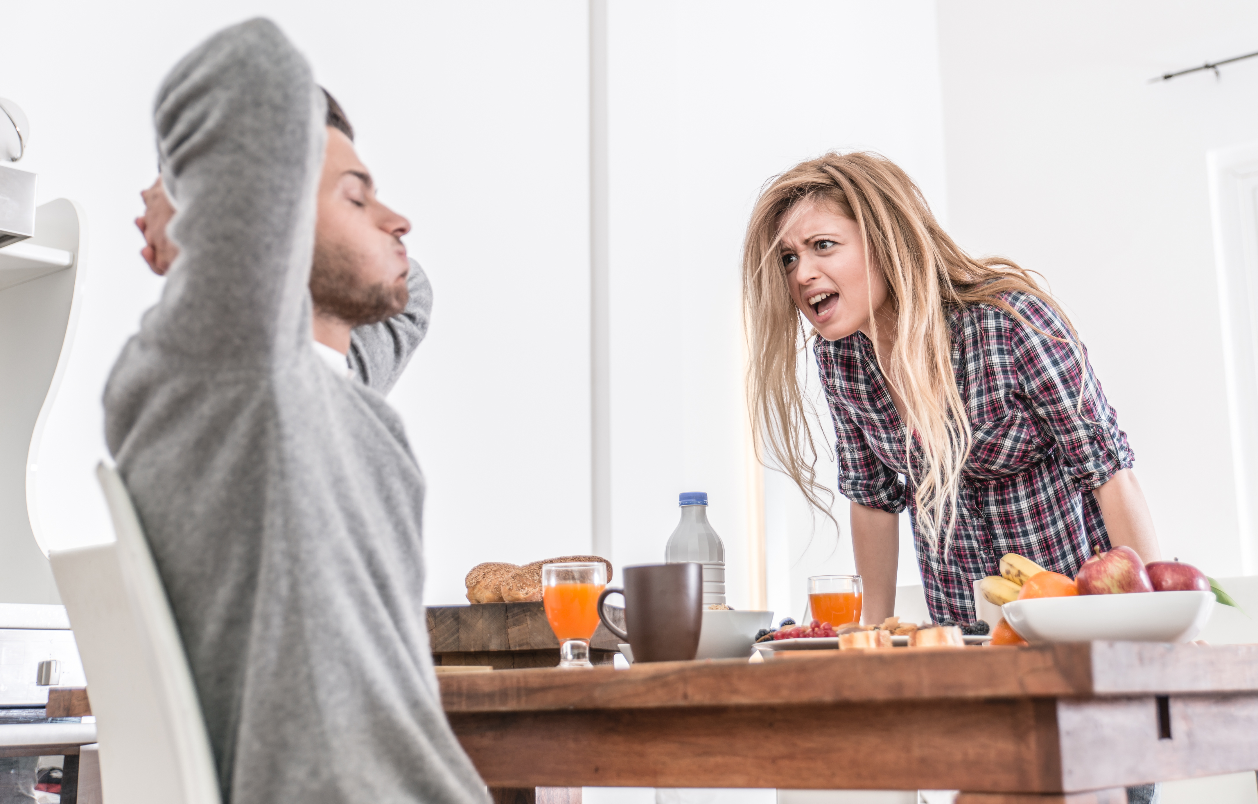 Ein streitendes Paar in einer Küche | Quelle: Shutterstock