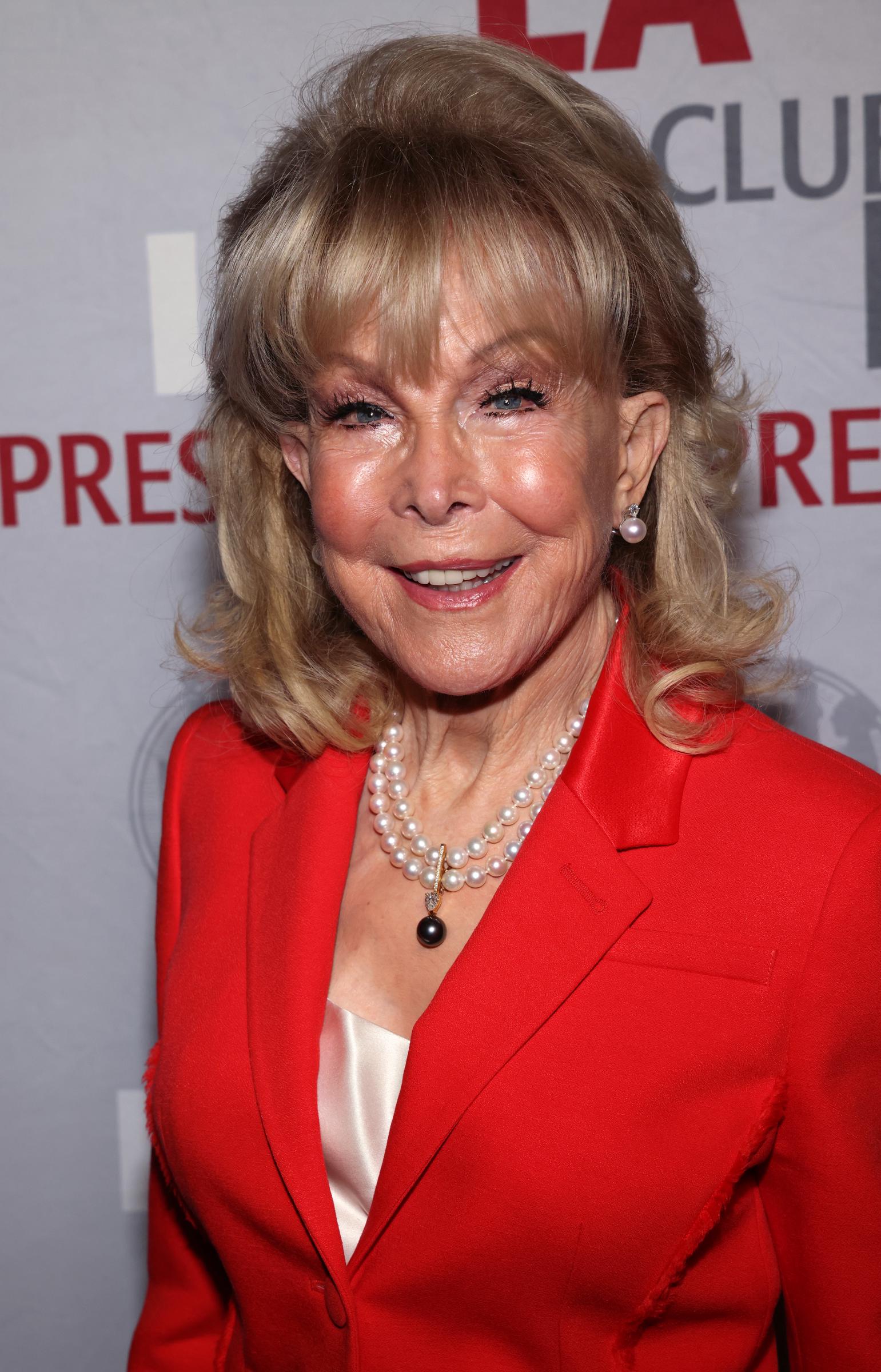 Barbara Eden besucht die 16th Annual National Arts &amp; Entertainment Journalism Awards Gala am 3. Dezember 2023 in Los Angeles, Kalifornien. | Quelle: Getty Images