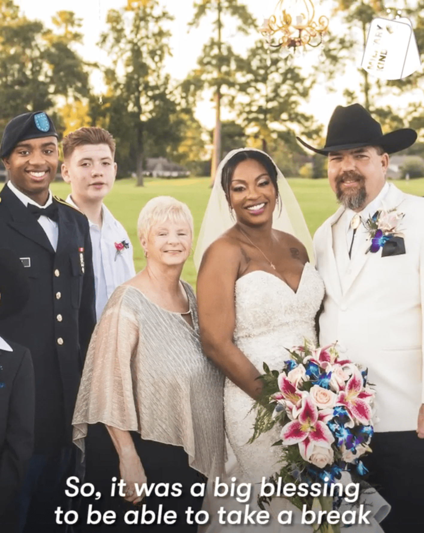 Twiner mit Riley, ihrem Mann und anderen Familienmitgliedern an ihrem Hochzeitstag. | Quelle: Facebook.com/lsjnews