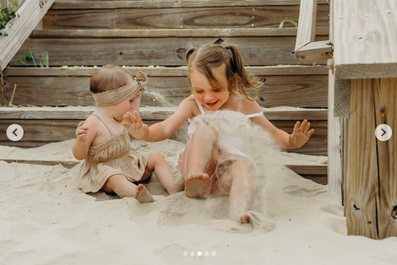 Die beiden kleinen Mädchen der Mutter posieren auf einem Bild, das am 4. August 2023 gepostet wurde | Quelle: Instagram/ourlittlekrew