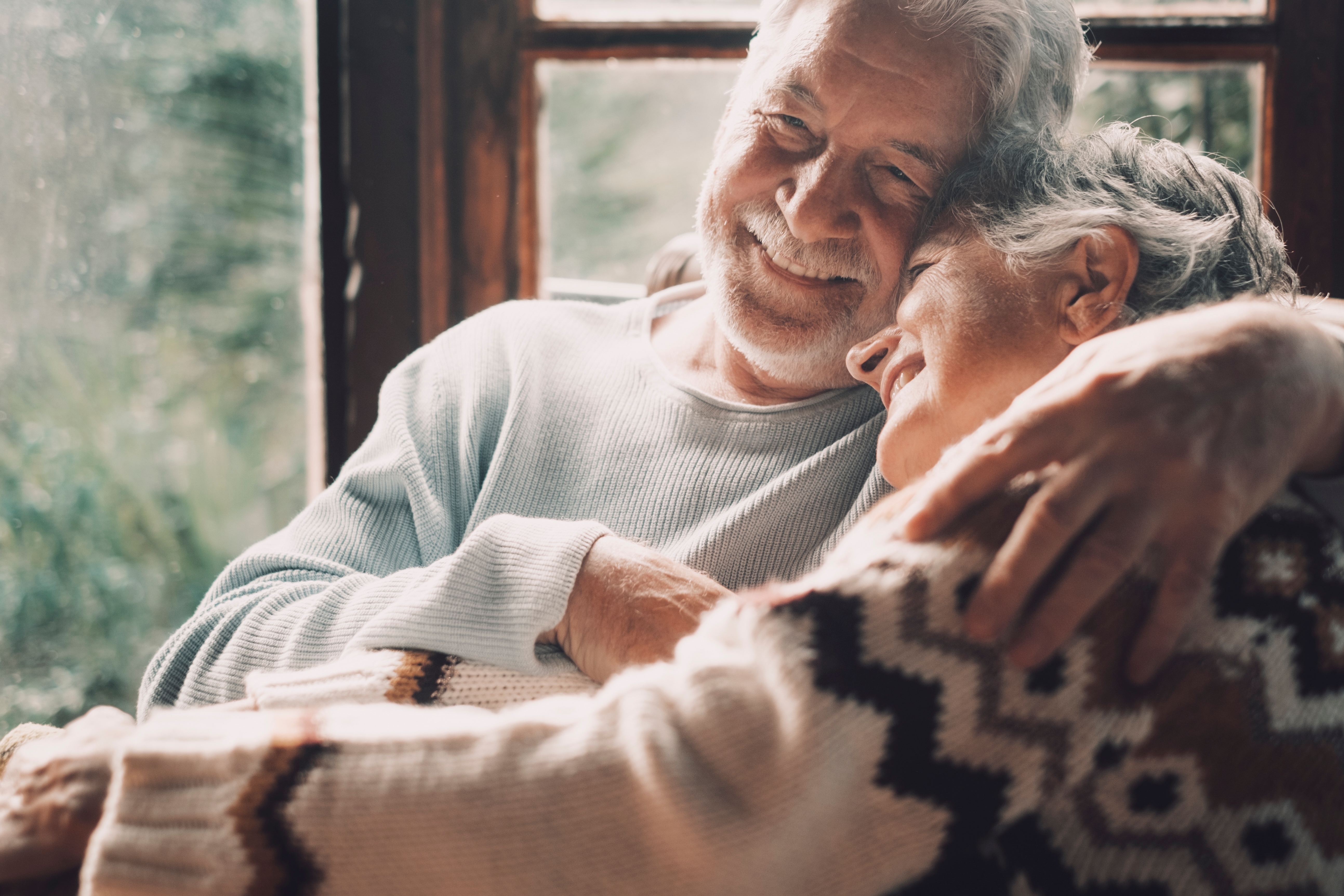 Ein älteres Paar, das sich umarmt | Quelle: Shutterstock
