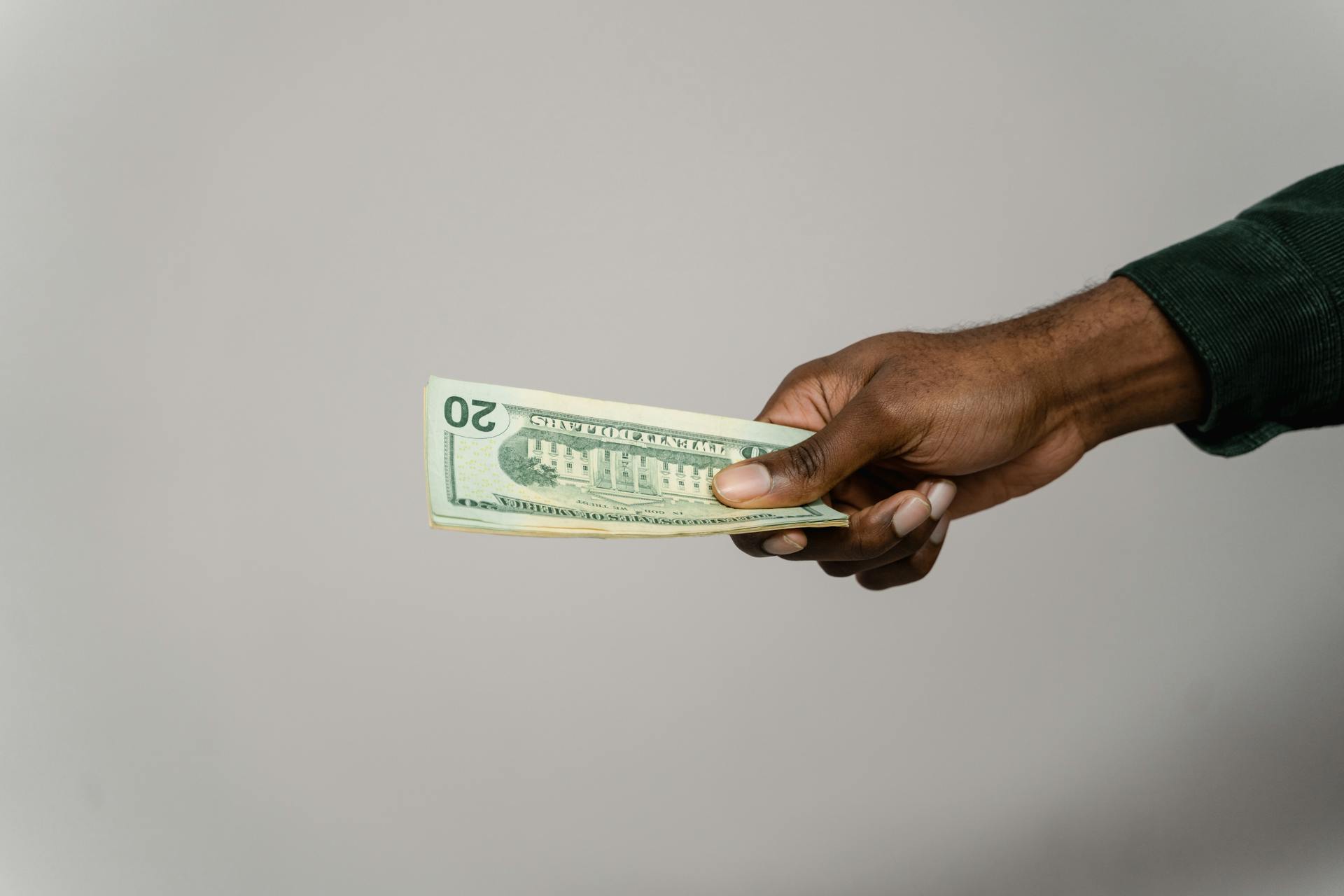 Eine Person mit Geld in der Hand | Quelle: Pexels