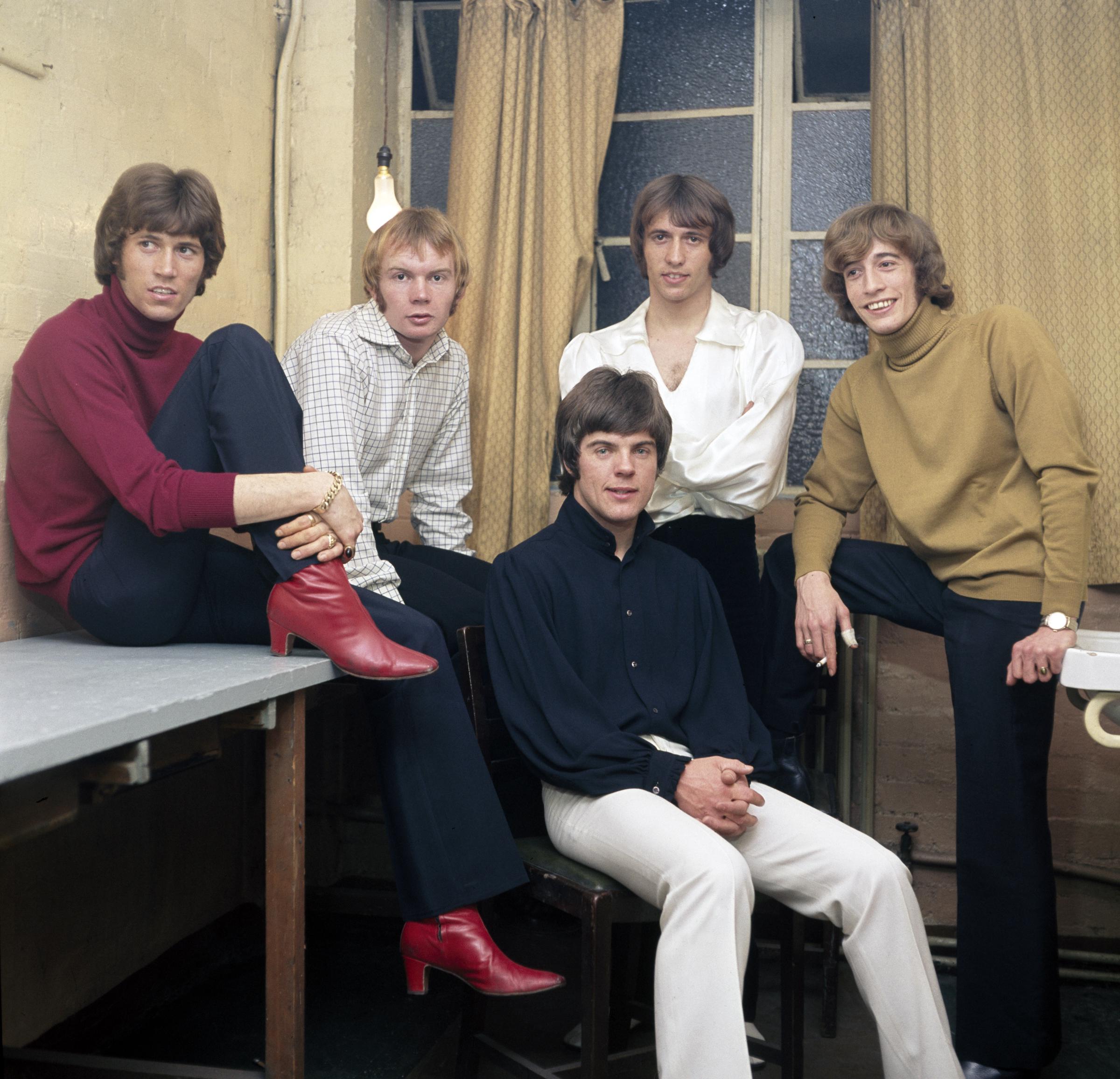 Die britische Musikgruppe The Bee Gees (v.l.n.r.) Barry Gibb, Colin Petersen, Vince Melouney (vorne sitzend), Maurice Gibb und Robin Gibb, fotografiert in London, England, um 1968 | Quelle: Getty Images